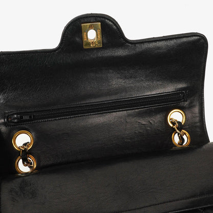 Chanel Vintage Kleine Klassische Double Flap Tasche aus schwarzem gestepptem Lammleder mit 24K vergoldeter Hardware