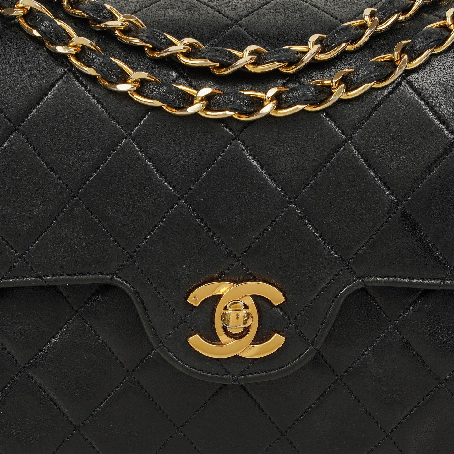 Chanel Vintage Kleine Klassische Double Flap Tasche aus schwarzem gestepptem Lammleder mit 24K vergoldeter Hardware
