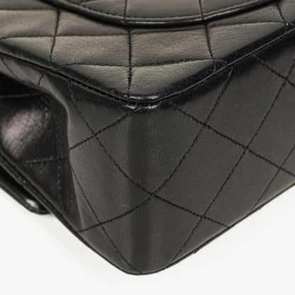 Chanel Vintage Small Classic Double Flap Tasche aus schwarzem gestepptem Lammleder mit 24K vergoldeten Beschlägen