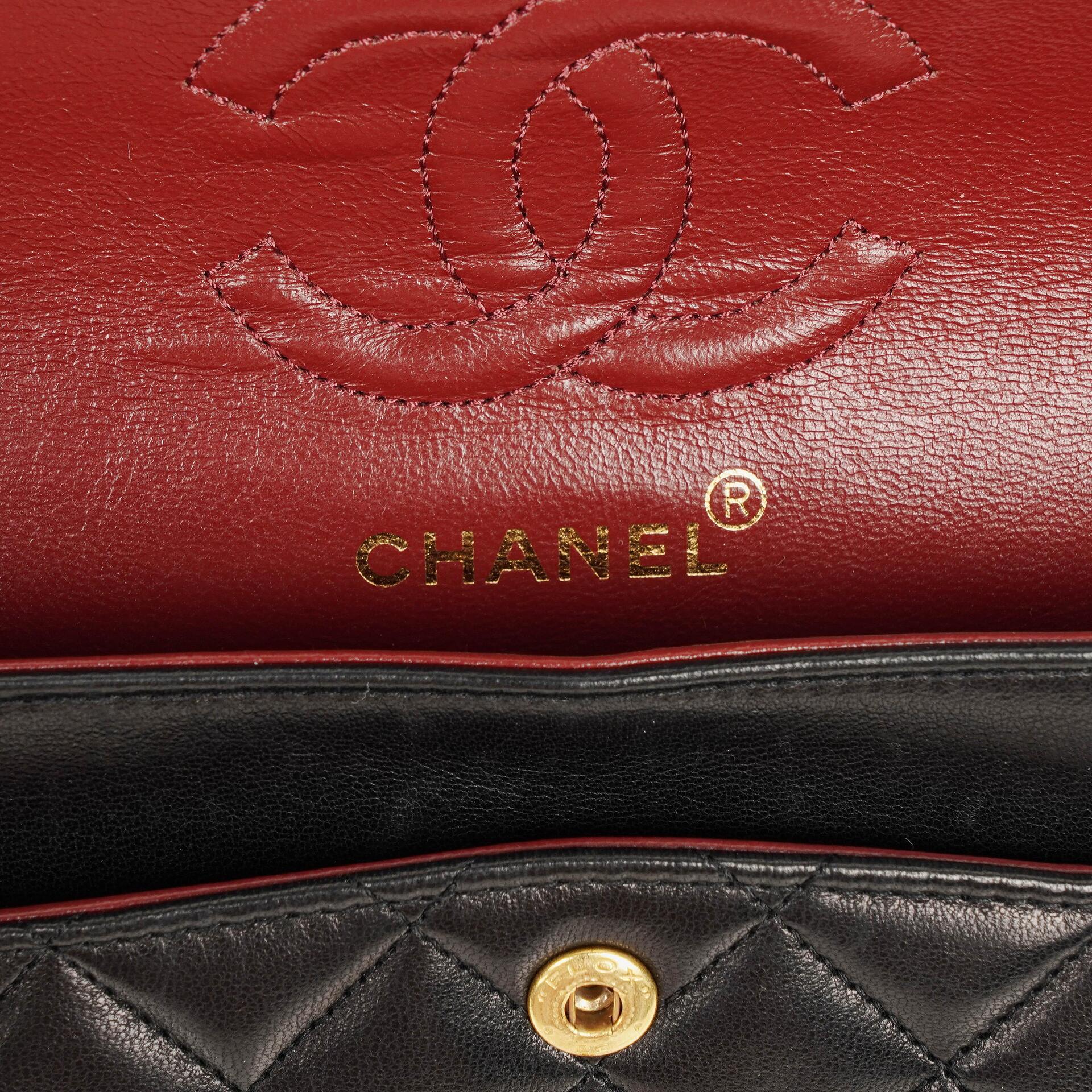 Chanel Vintage Small Classic Double Flap Tasche aus schwarzem gestepptem Lammleder mit 24K vergoldeten Beschlägen