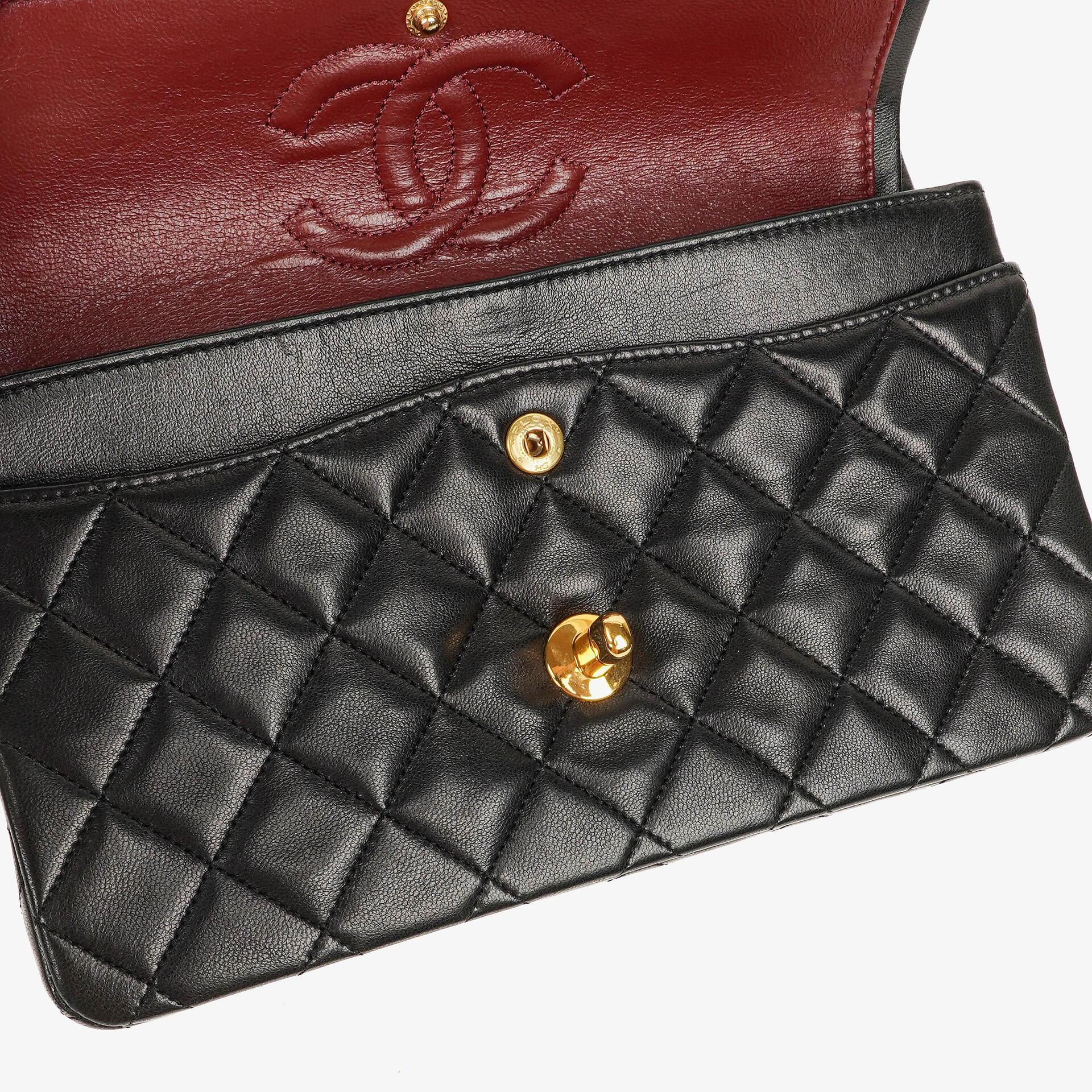 Chanel Vintage Small Classic Double Flap Tasche aus schwarzem gestepptem Lammleder mit 24K vergoldeten Beschlägen