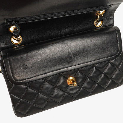 Chanel Vintage Small Classic Double Flap Tasche aus schwarzem gestepptem Lammleder mit 24K vergoldeten Beschlägen