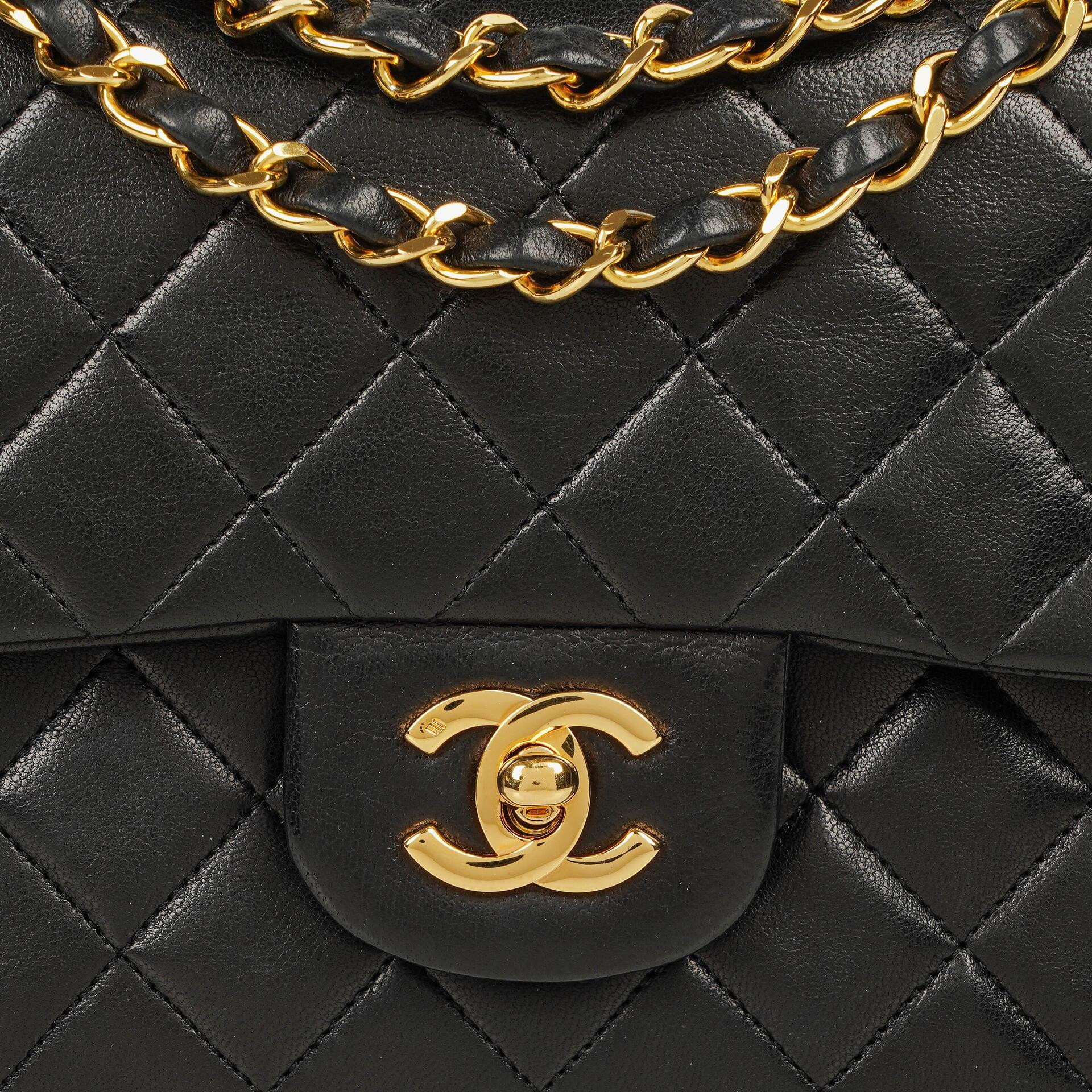 Chanel Vintage Small Classic Double Flap Tasche aus schwarzem gestepptem Lammleder mit 24K vergoldeten Beschlägen