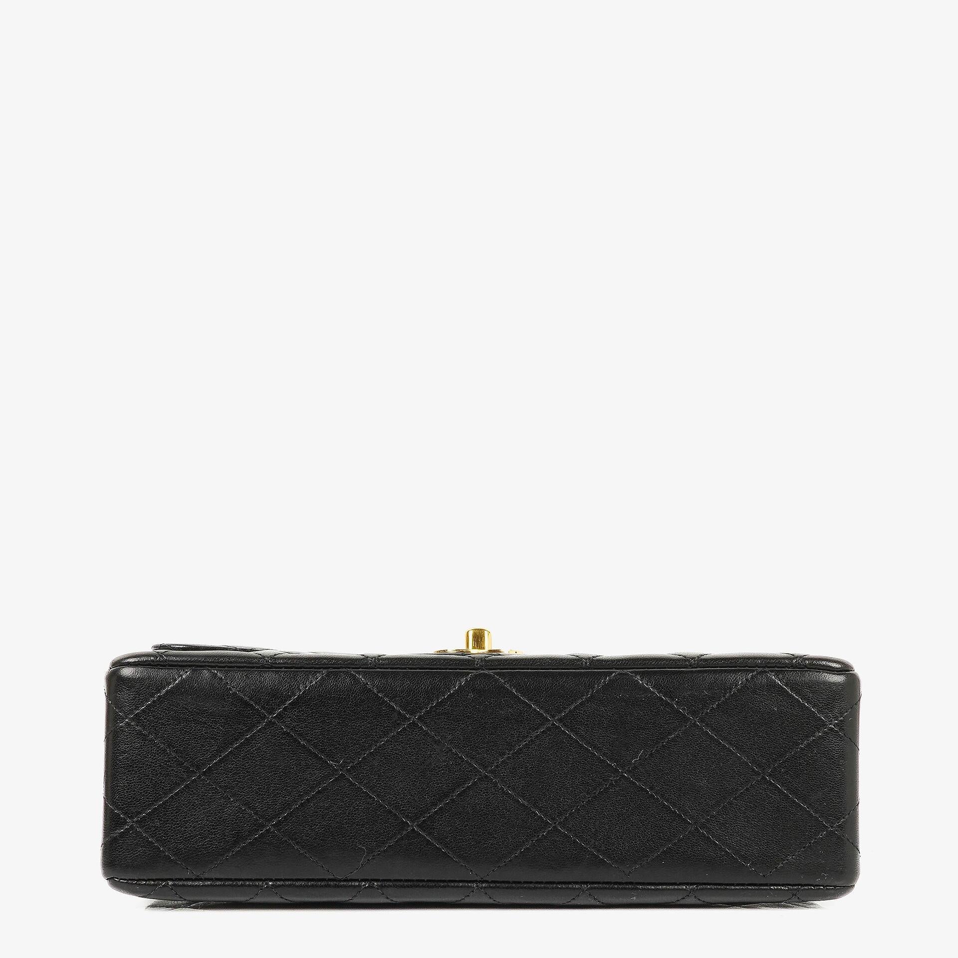 Chanel Vintage Kleine Klassische Double Flap Tasche Schwarz Gestepptes Lammleder 24K Vergoldete Beschläge