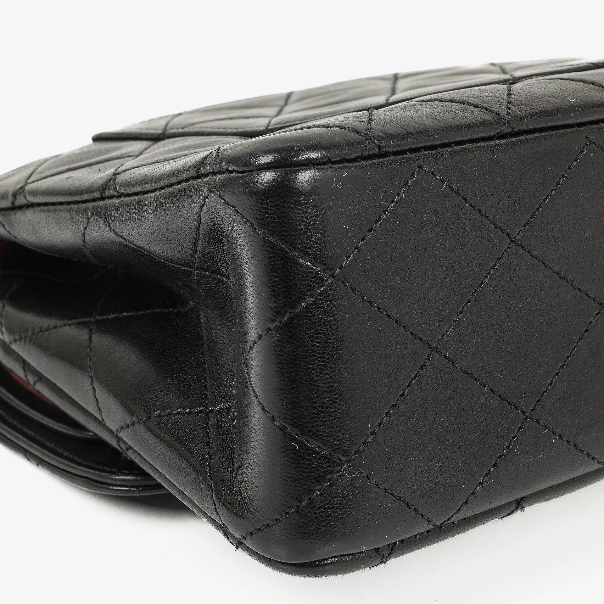 Chanel Vintage Kleine Klassische Double Flap Tasche Schwarz Gestepptes Lammleder 24K Vergoldete Beschläge