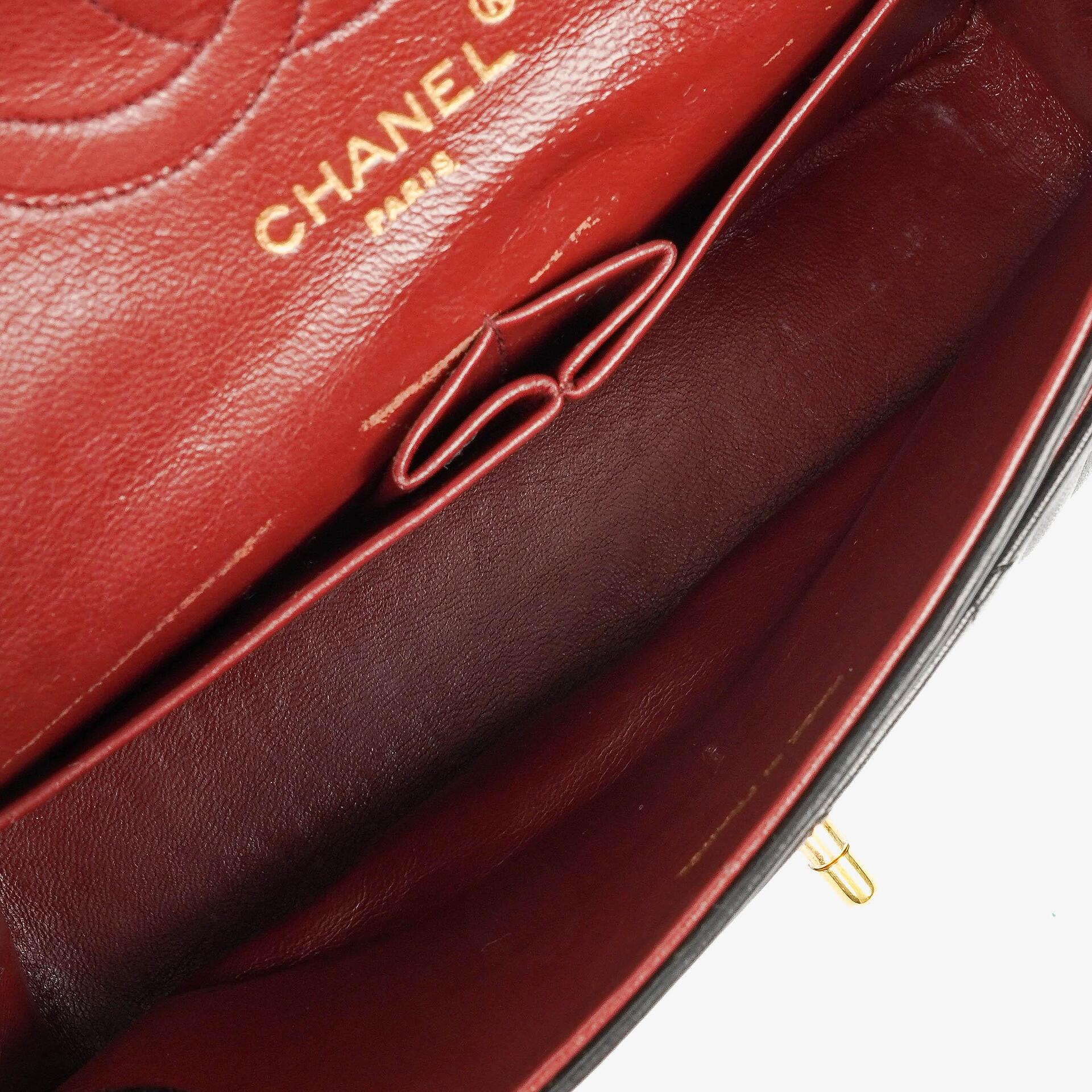 Chanel Vintage Kleine Klassische Double Flap Tasche Schwarz Gestepptes Lammleder 24K Vergoldete Beschläge