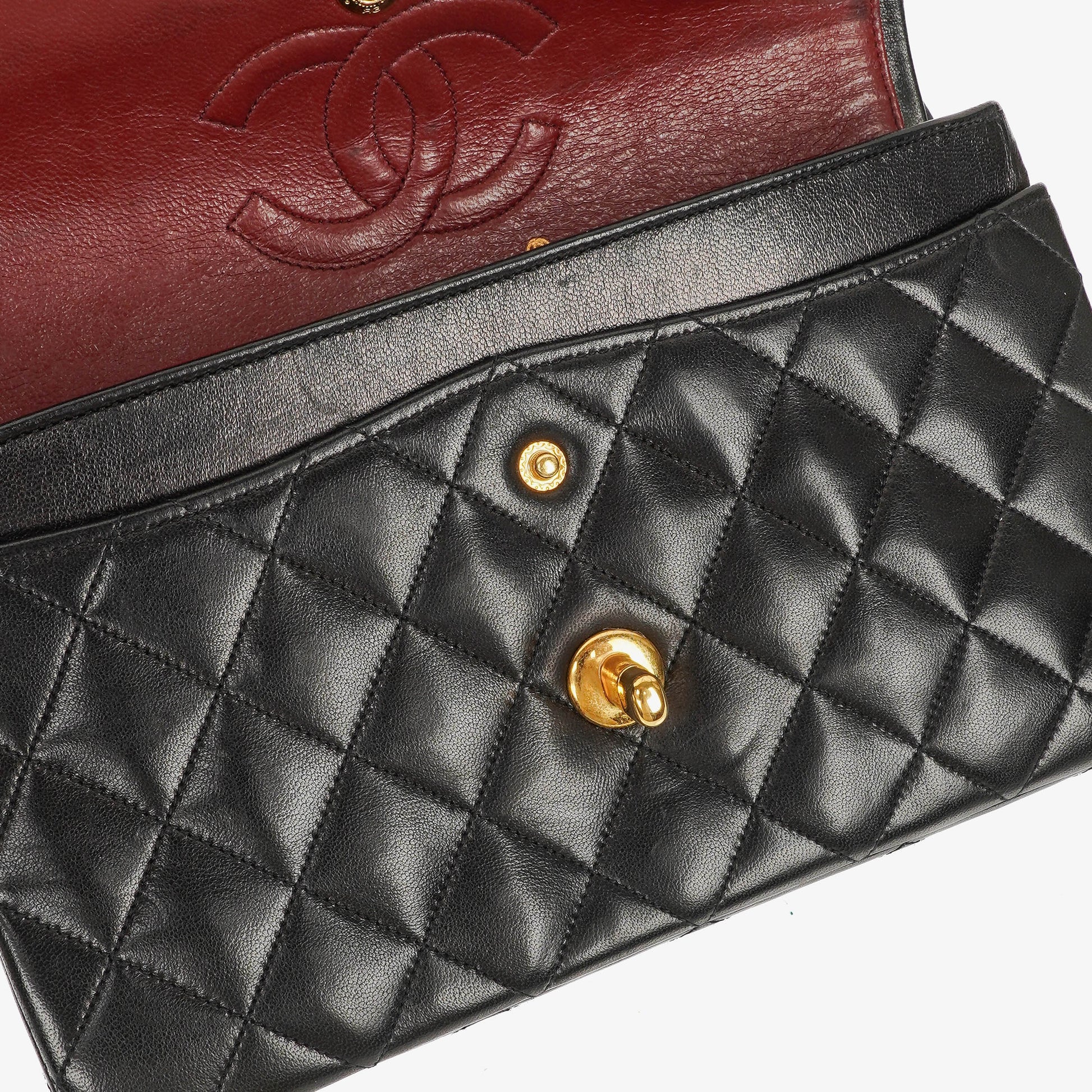 Chanel Vintage Kleine Klassische Double Flap Tasche Schwarz Gestepptes Lammleder 24K Vergoldete Beschläge