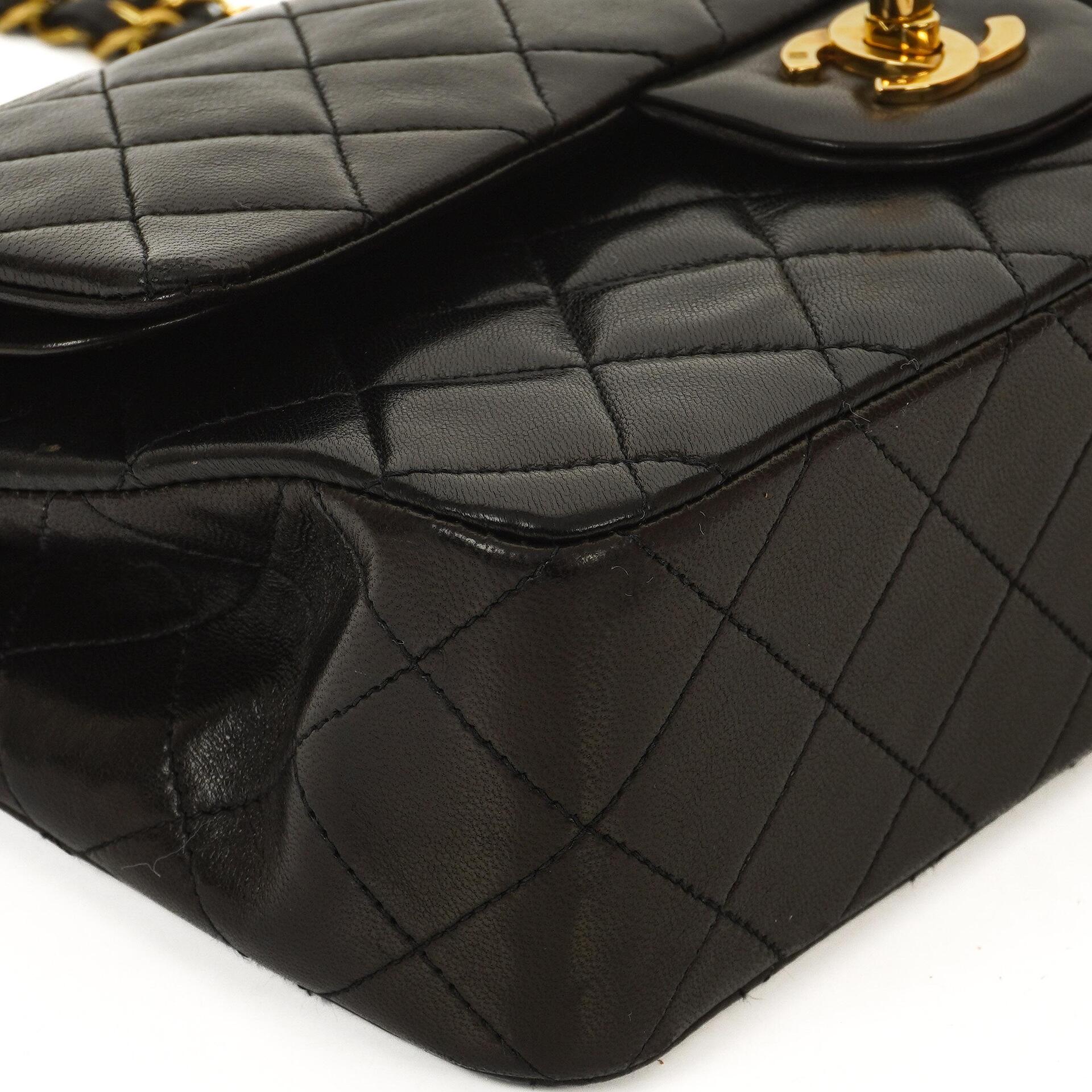 Chanel Vintage Small Classic Double Flap Bag aus schwarzem gestepptem Lammleder mit 24K goldplattierter Hardware