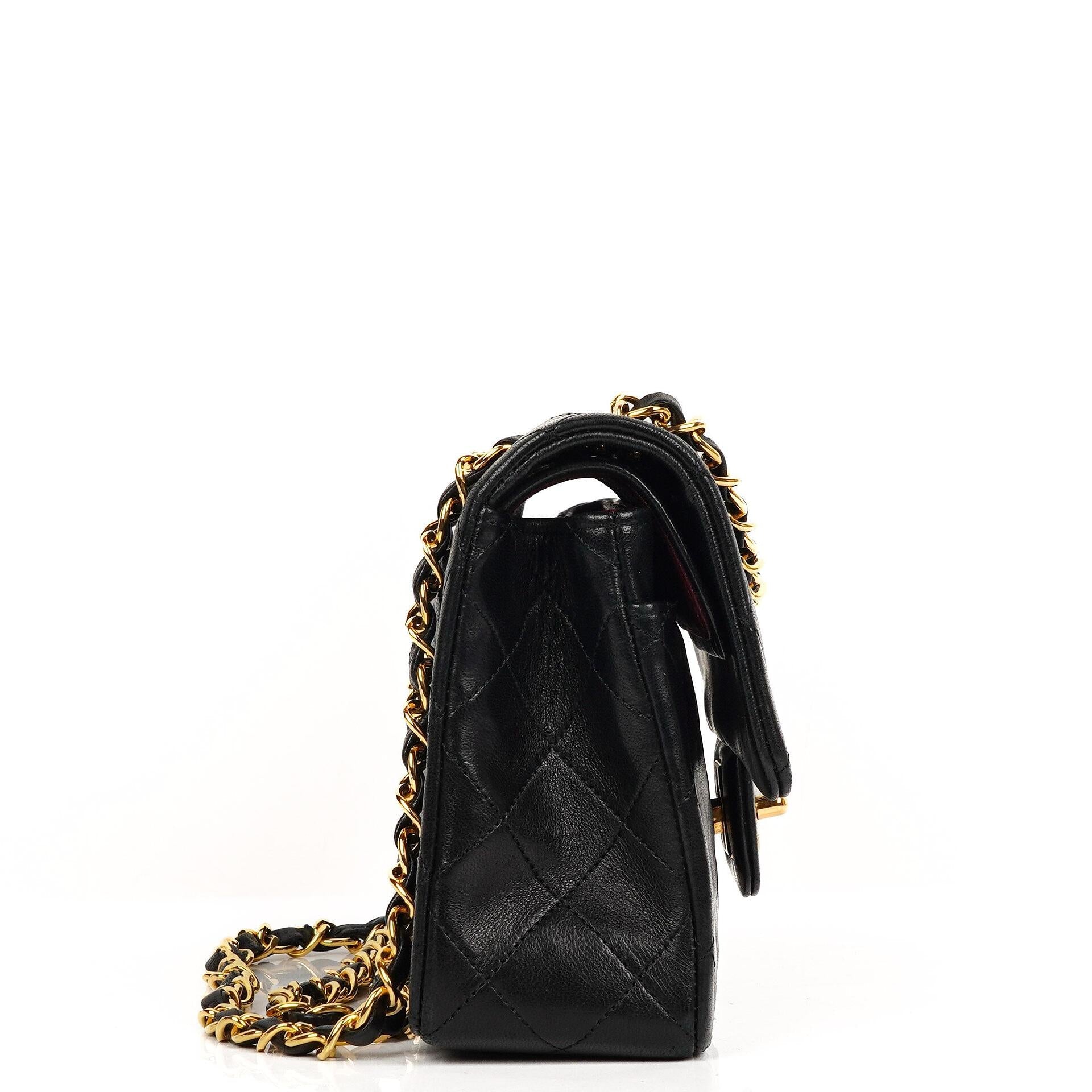 Chanel Vintage Kleine Klassische Doppelklappe Tasche Schwarzes Gequiltetes Lammleder Mit 24K Vergoldeter Hardware