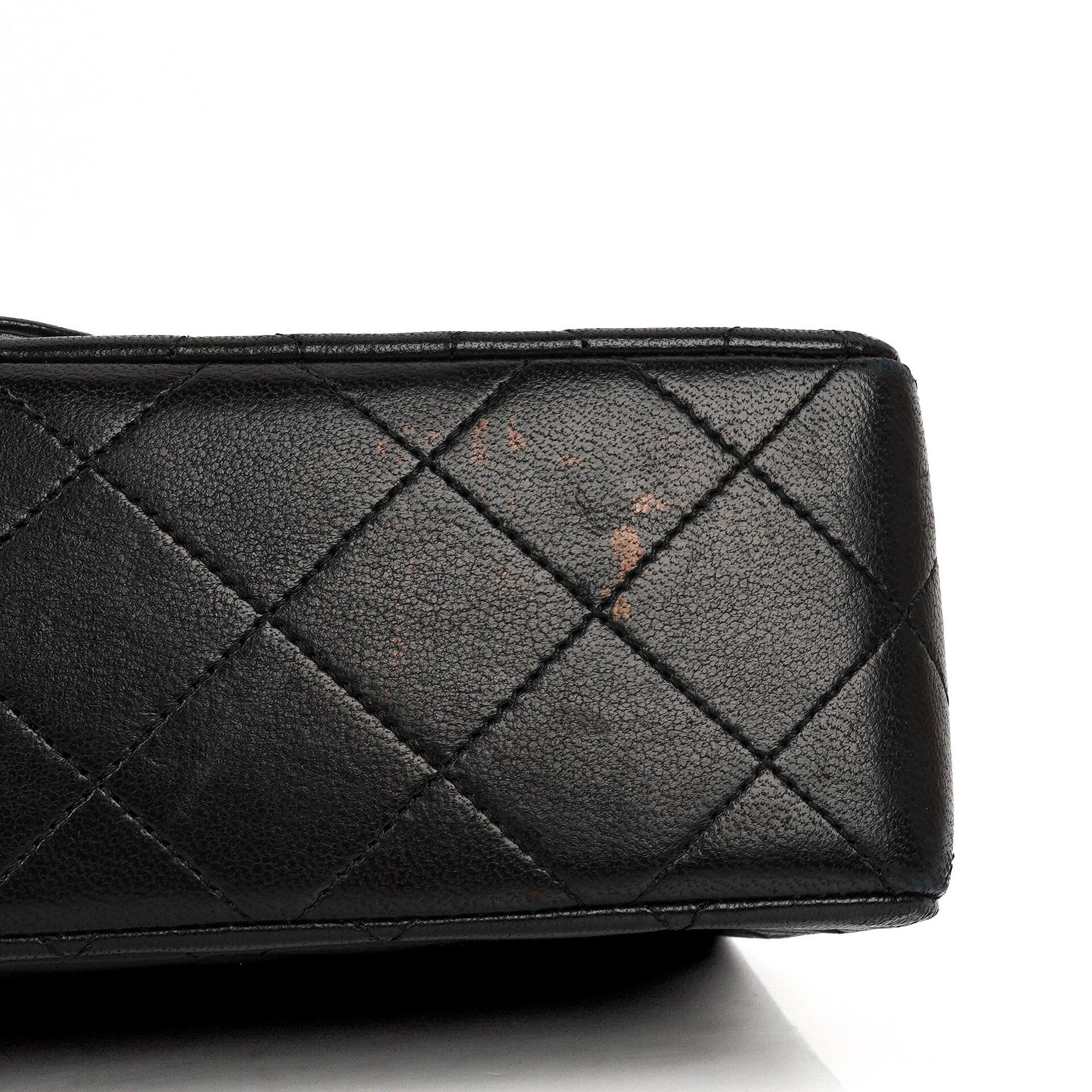 Chanel Vintage Kleine Klassische Doppelklappe Tasche Schwarzes Gequiltetes Lammleder Mit 24K Vergoldeter Hardware