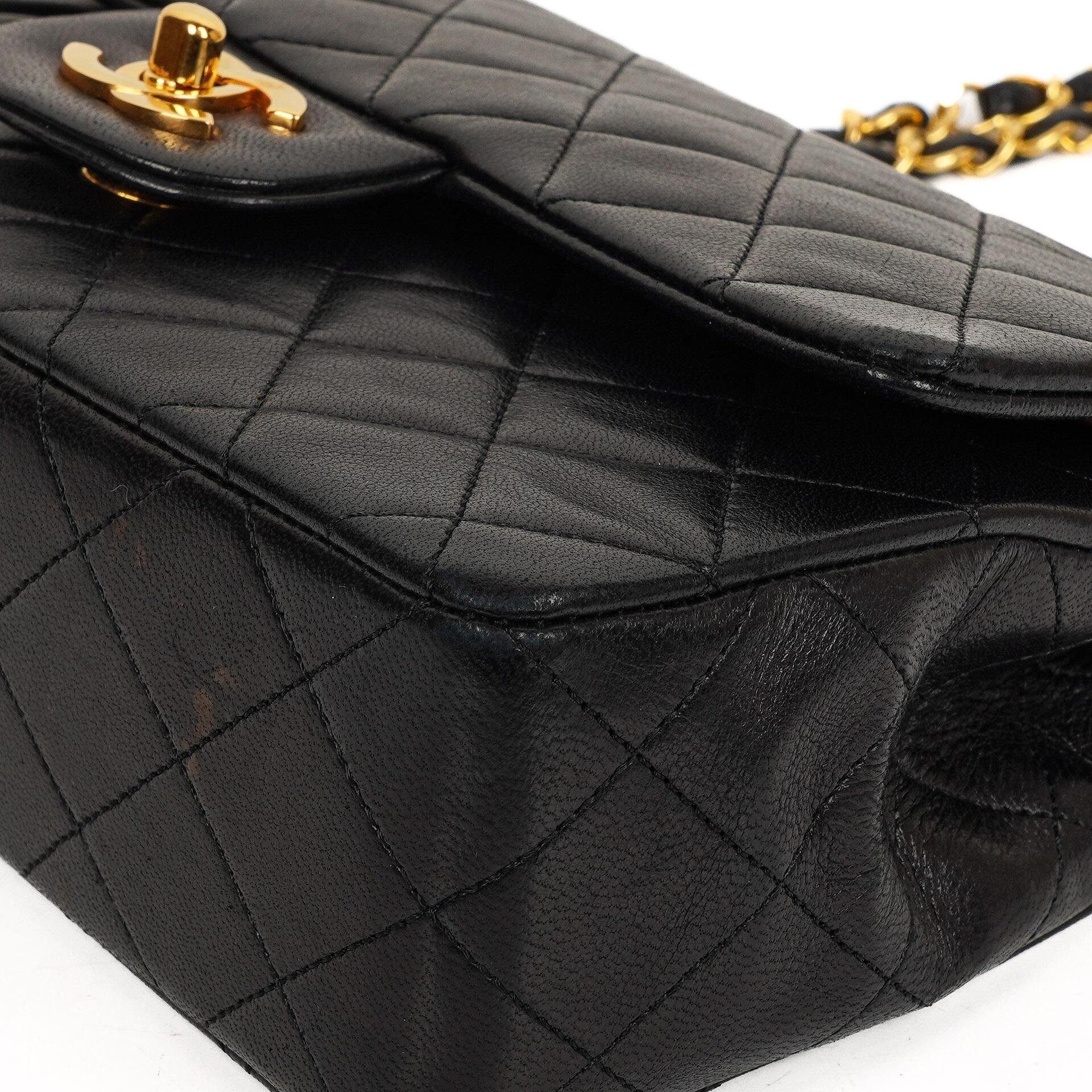 Chanel Vintage Kleine Klassische Doppelklappe Tasche Schwarzes Gequiltetes Lammleder Mit 24K Vergoldeter Hardware