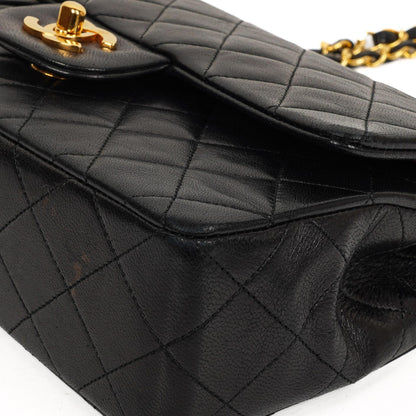 Chanel Vintage Kleine Klassische Doppelklappe Tasche Schwarzes Gequiltetes Lammleder Mit 24K Vergoldeter Hardware