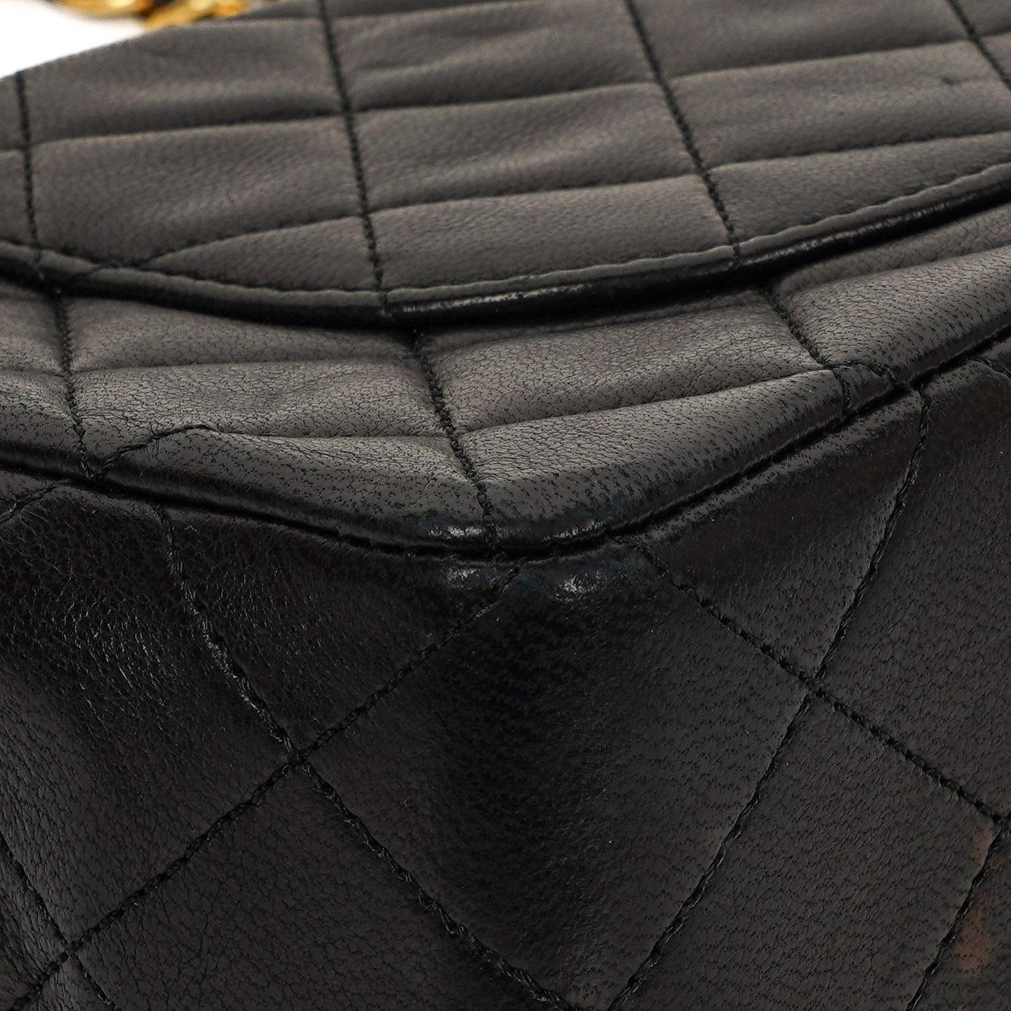 Chanel Vintage Kleine Klassische Doppelklappe Tasche Schwarzes Gequiltetes Lammleder Mit 24K Vergoldeter Hardware