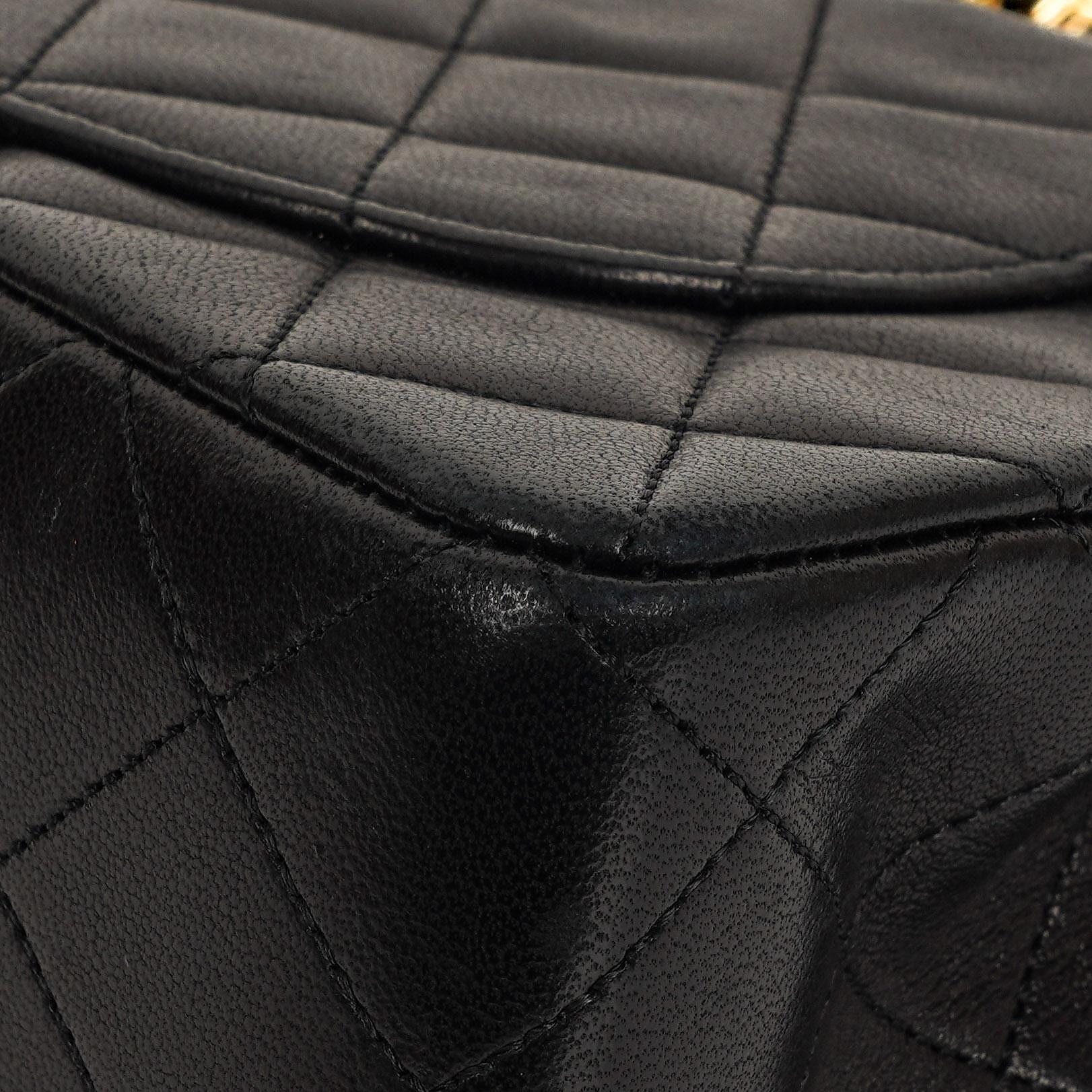 Chanel Vintage Kleine Klassische Doppelklappe Tasche Schwarzes Gequiltetes Lammleder Mit 24K Vergoldeter Hardware