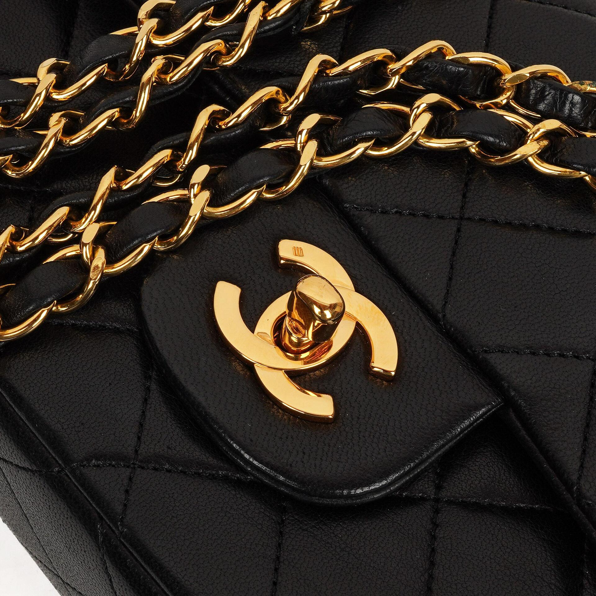 Chanel Vintage Kleine Klassische Doppelklappe Tasche Schwarzes Gequiltetes Lammleder Mit 24K Vergoldeter Hardware