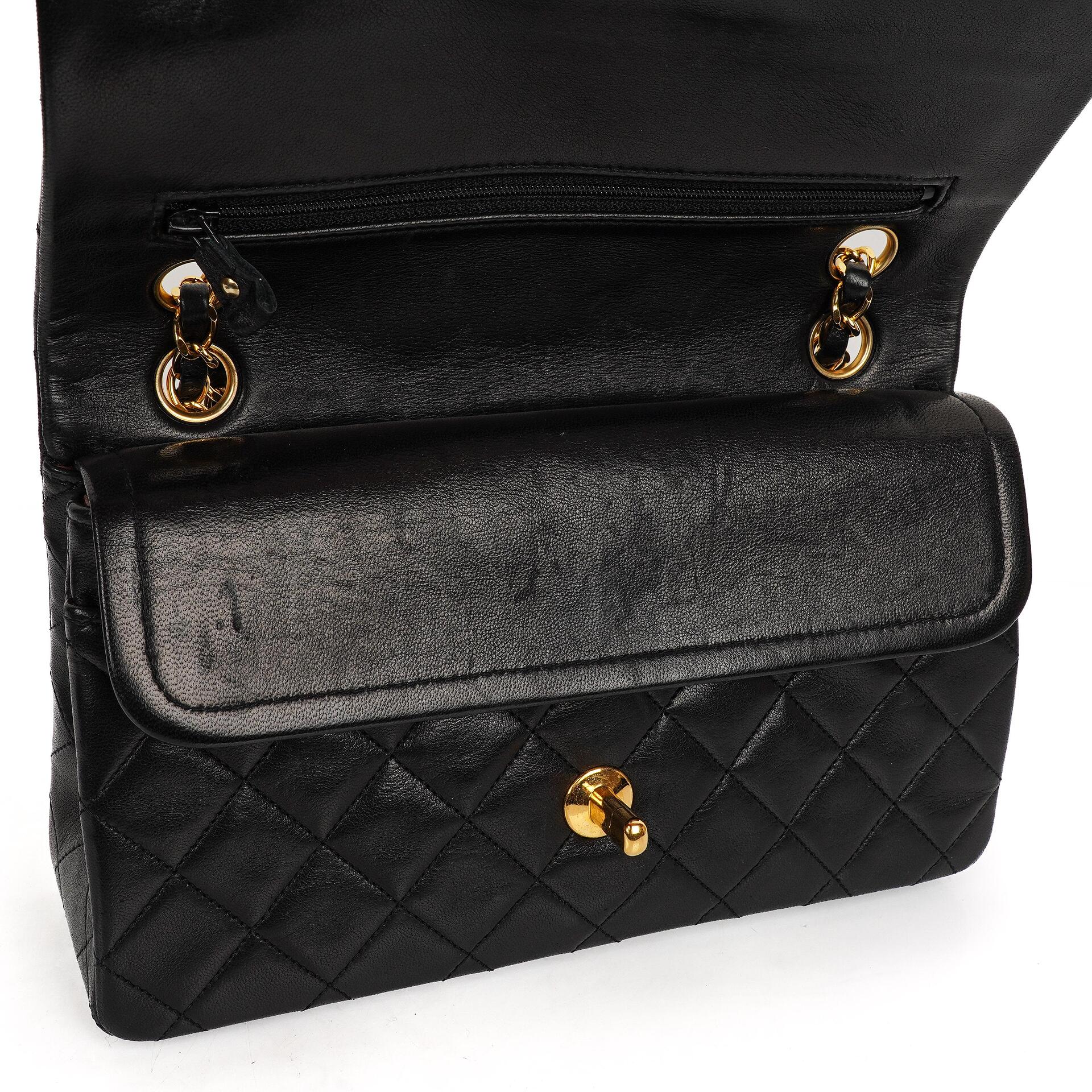 Chanel Vintage Kleine Klassische Doppelklappe Tasche Schwarzes Gequiltetes Lammleder Mit 24K Vergoldeter Hardware