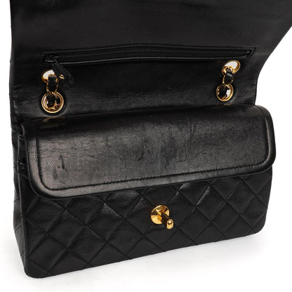 Chanel Vintage Kleine Klassische Doppelklappe Tasche Schwarzes Gequiltetes Lammleder Mit 24K Vergoldeter Hardware