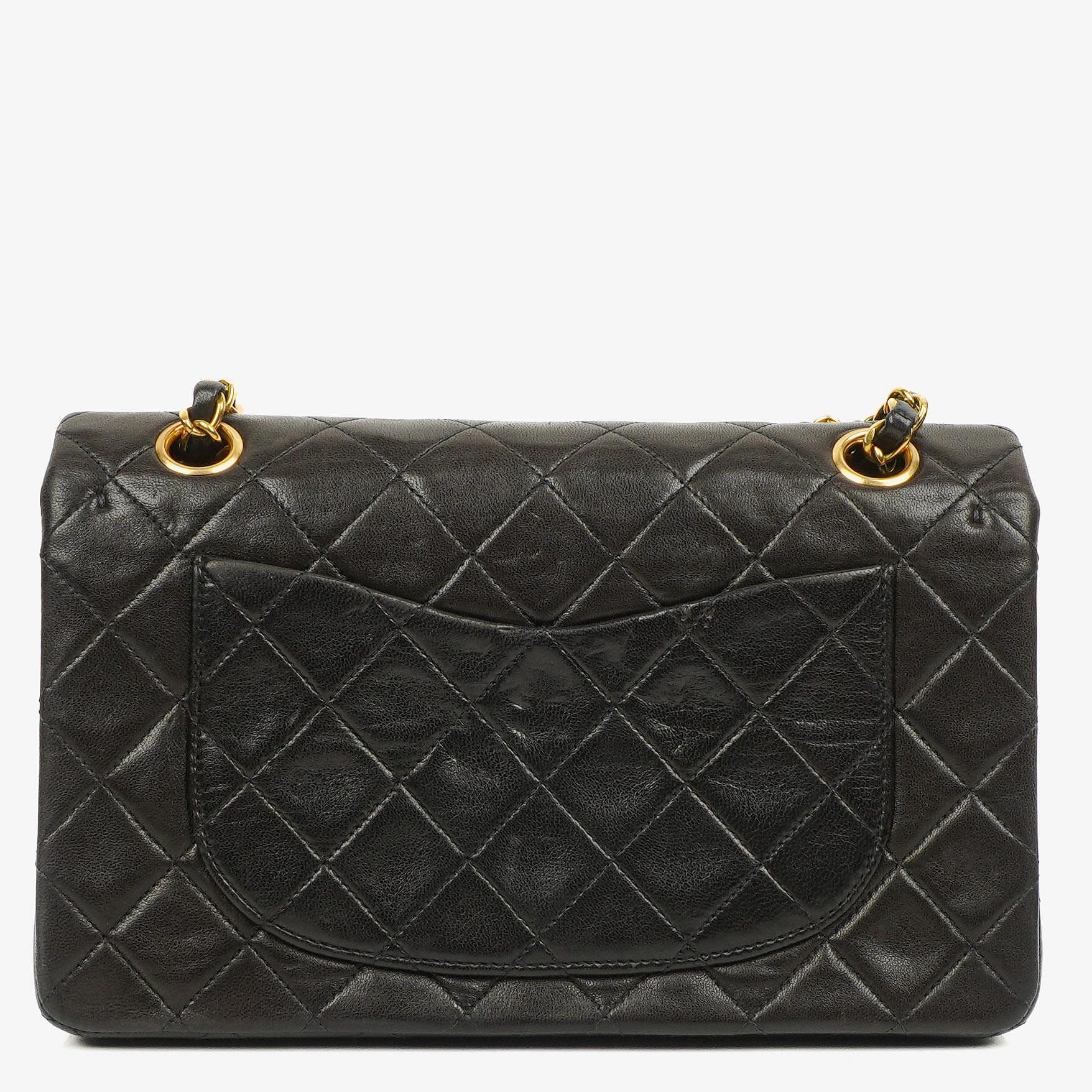 Chanel Vintage Kleine Klassische Doppelklappe Tasche Schwarzes Gequiltetes Lammleder Mit 24K Vergoldeter Hardware
