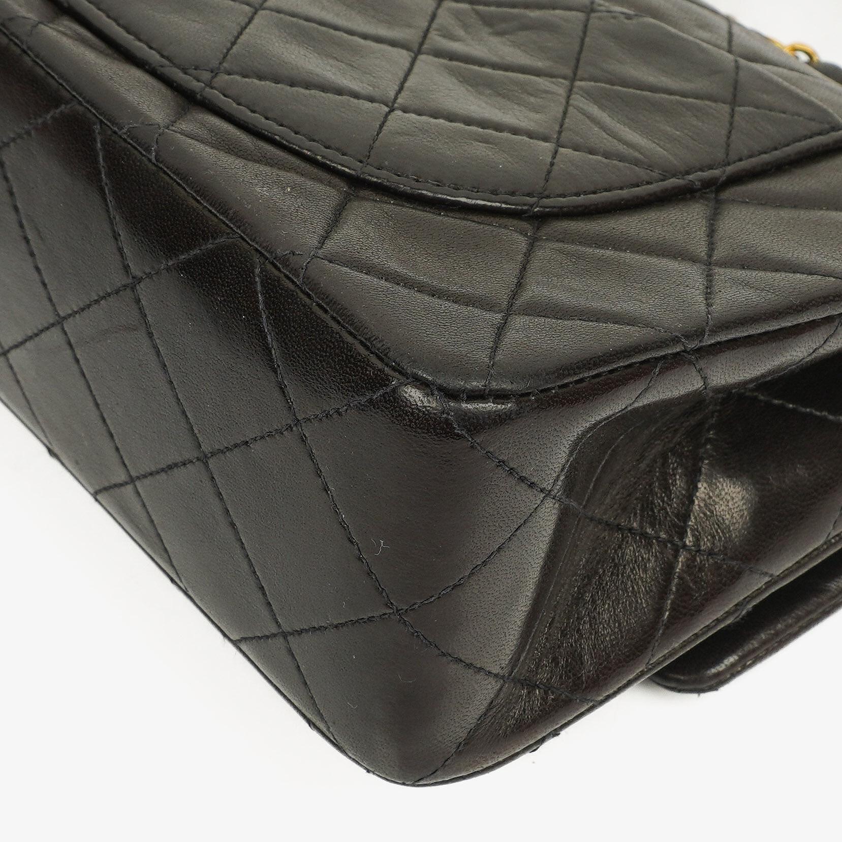 Chanel Vintage Kleine Klassische Doppelklappe Tasche Schwarzes Gequiltetes Lammleder Mit 24K Vergoldeter Hardware