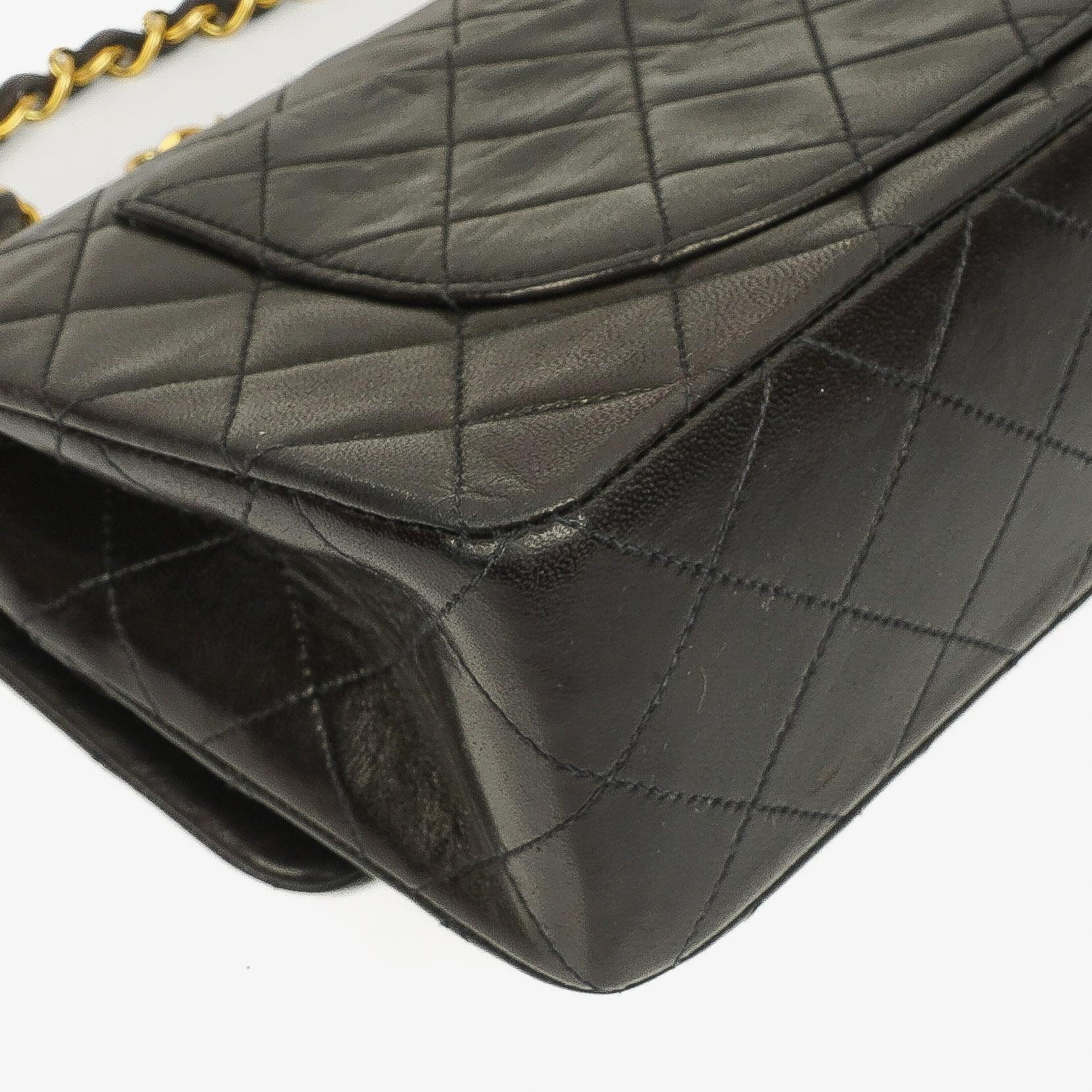 Chanel Vintage Kleine Klassische Doppelklappe Tasche Schwarzes Gequiltetes Lammleder Mit 24K Vergoldeter Hardware