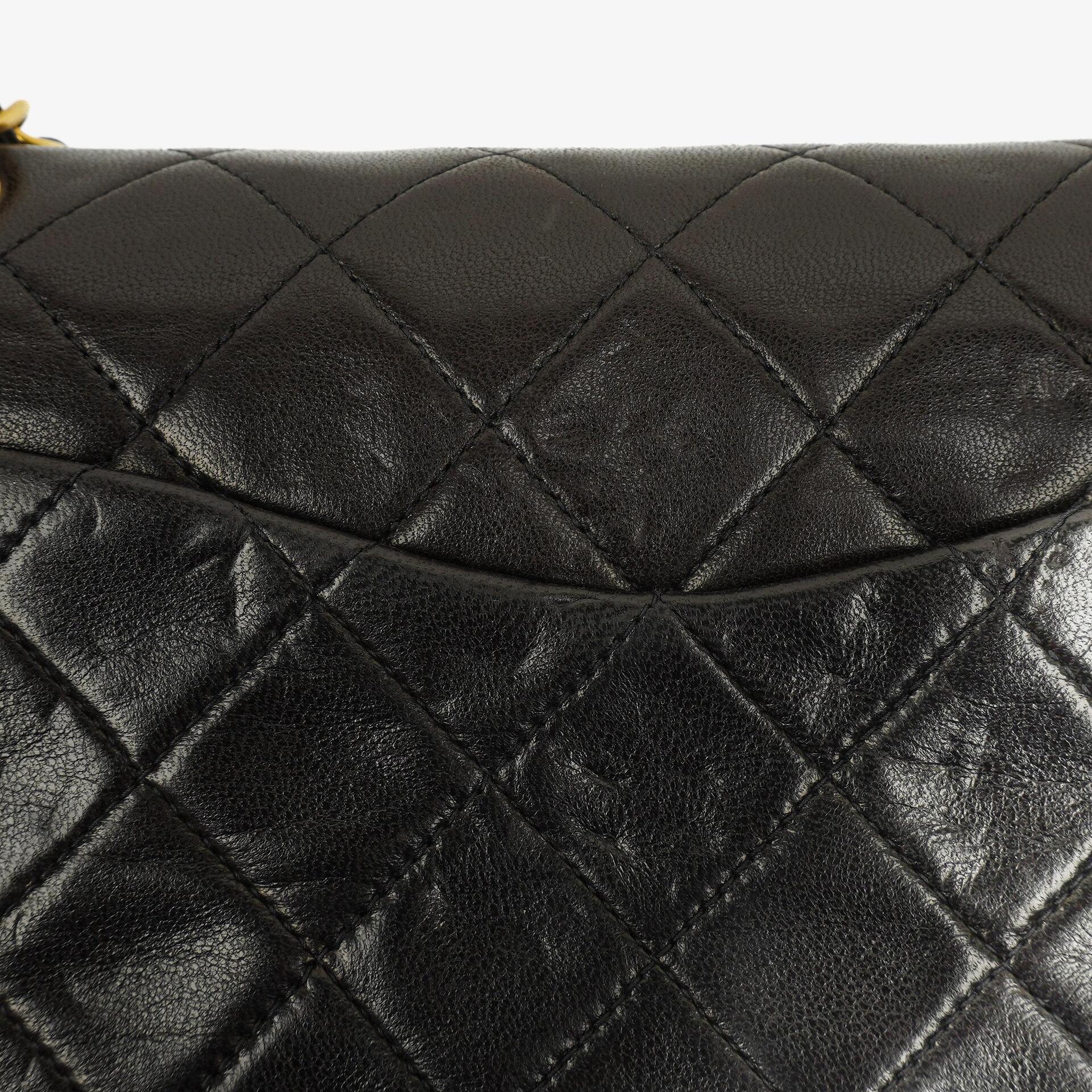 Chanel Vintage Kleine Klassische Doppelklappe Tasche Schwarzes Gequiltetes Lammleder Mit 24K Vergoldeter Hardware