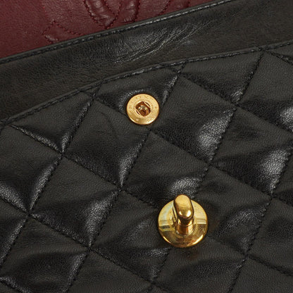 Chanel Vintage Kleine Klassische Doppelklappe Tasche Schwarzes Gequiltetes Lammleder Mit 24K Vergoldeter Hardware