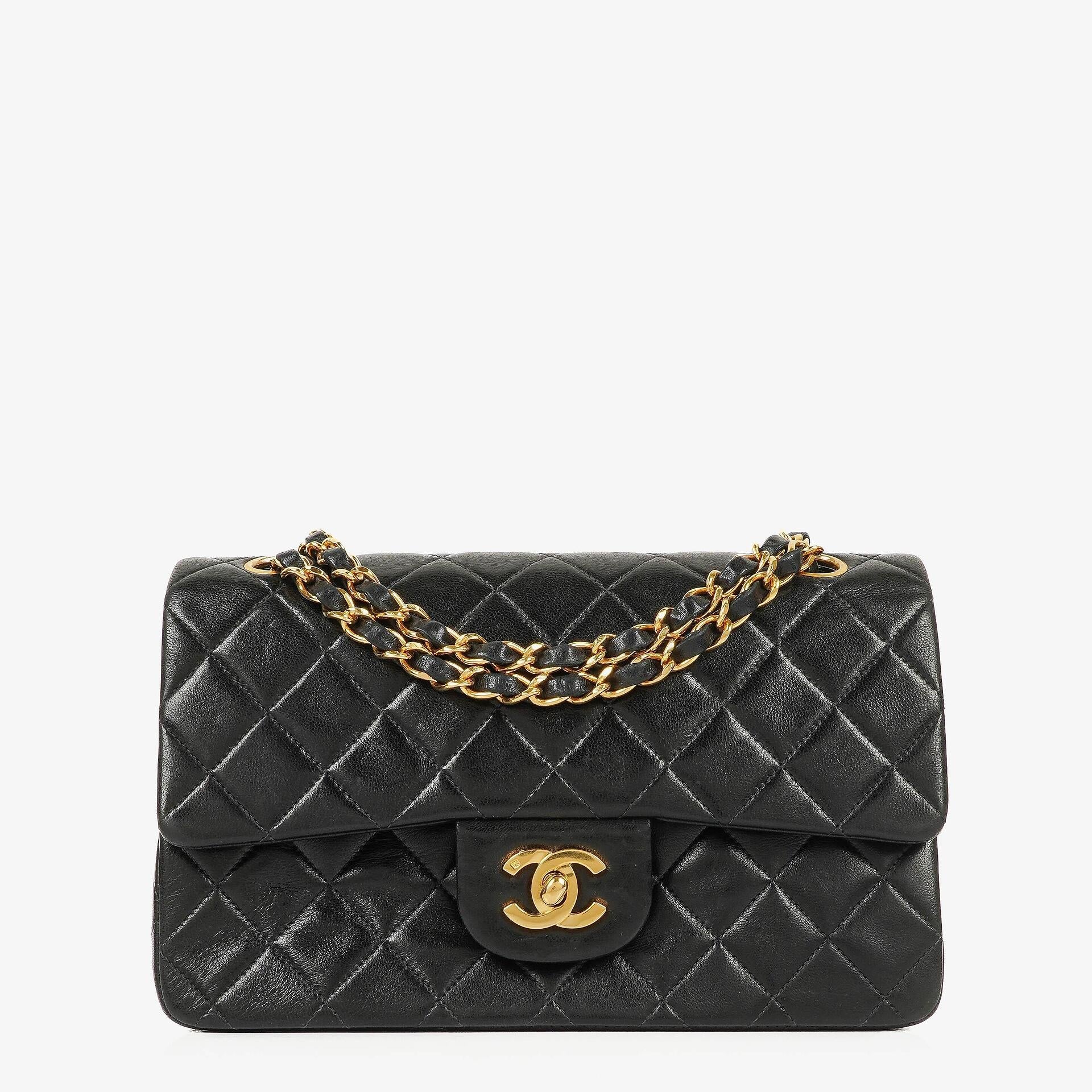 Chanel Vintage Kleine Classic Double Flap Tasche aus schwarzem gestepptem Leder mit 24K vergoldeter Hardware
