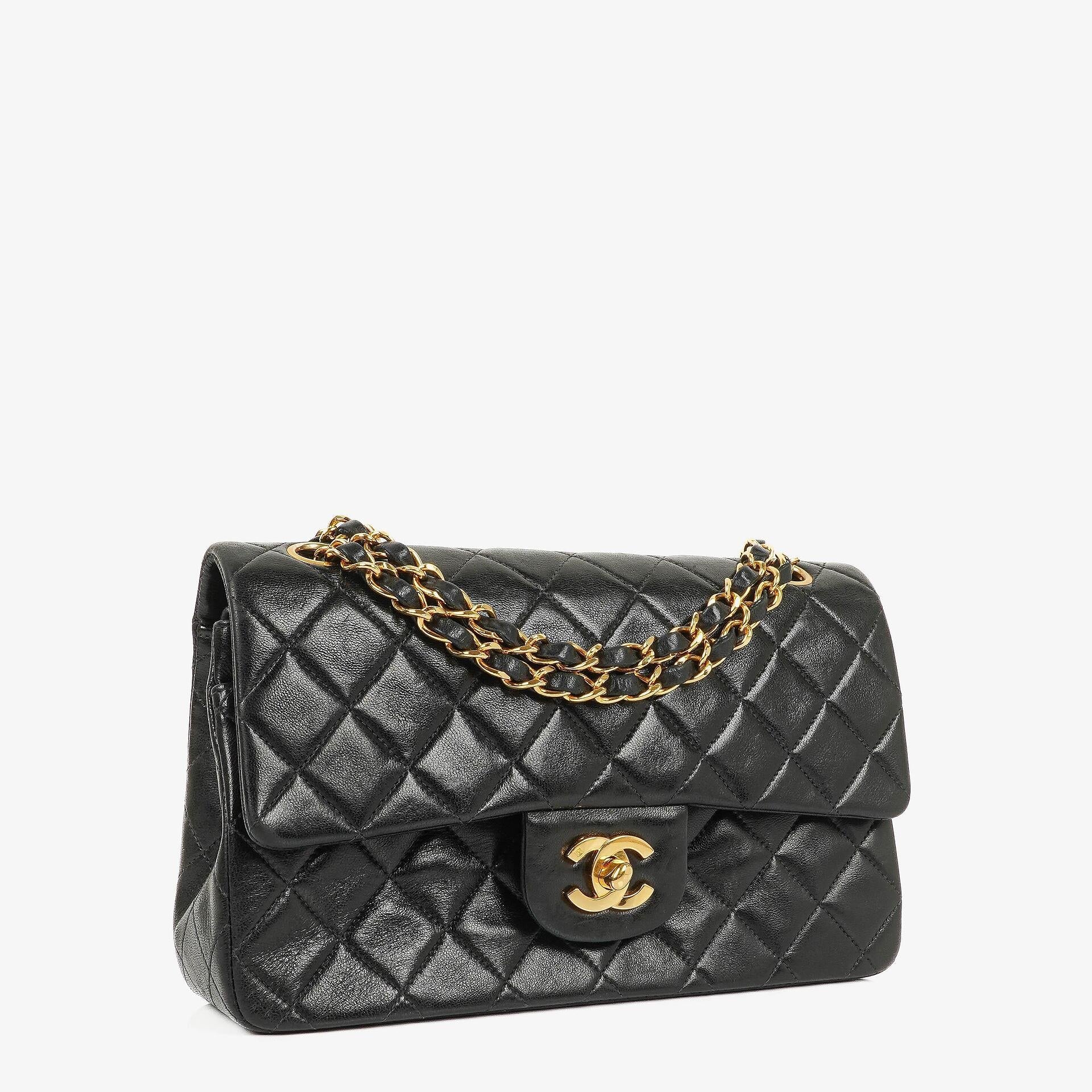 Chanel Vintage Kleine Classic Double Flap Tasche aus schwarzem gestepptem Leder mit 24K vergoldeter Hardware