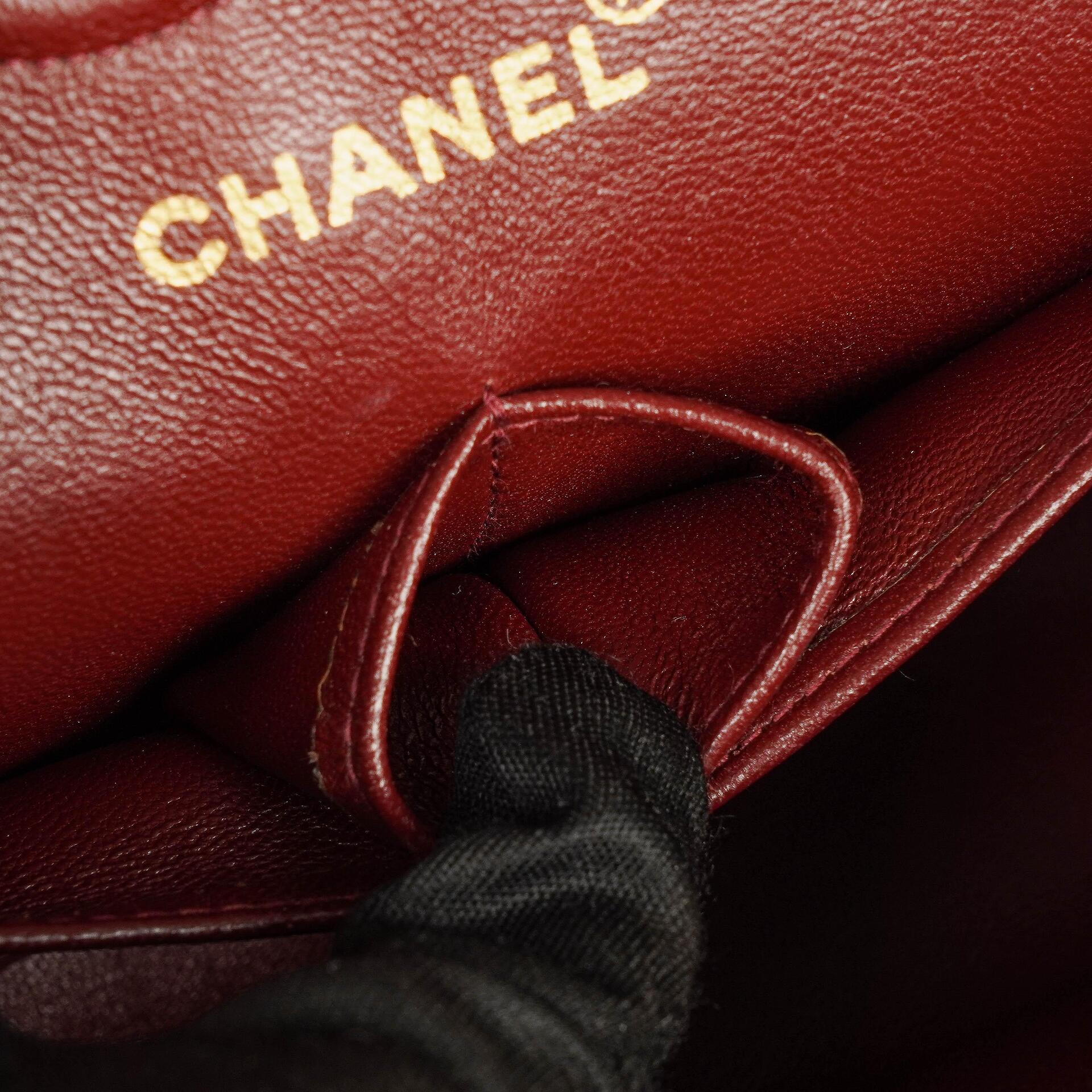 Chanel Vintage Kleine Classic Double Flap Tasche aus schwarzem gestepptem Leder mit 24K vergoldeter Hardware