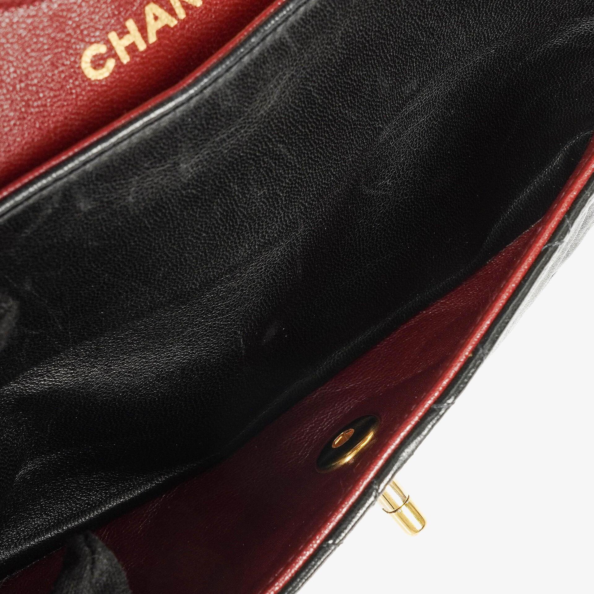 Chanel Vintage Kleine Classic Double Flap Tasche aus schwarzem gestepptem Leder mit 24K vergoldeter Hardware