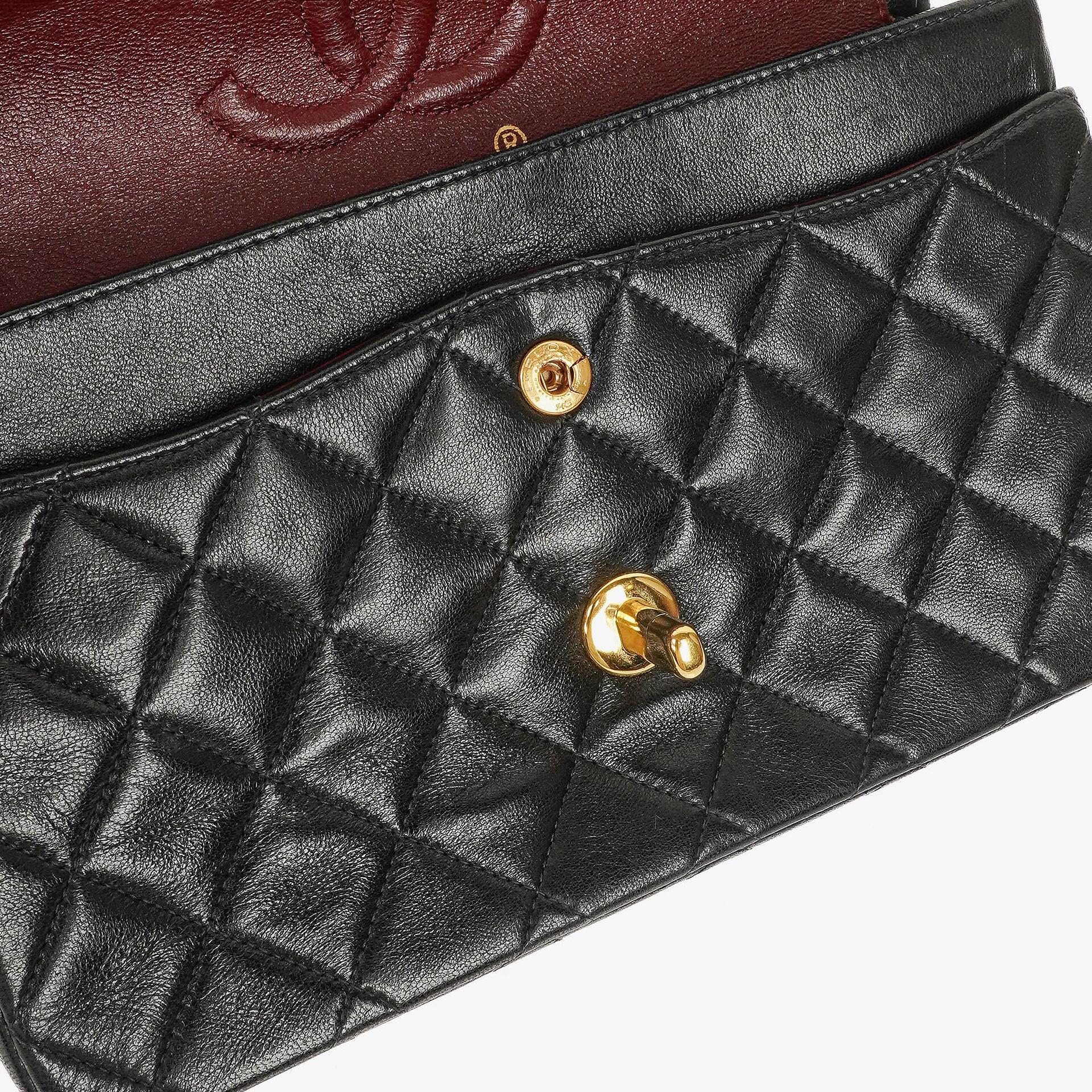 Chanel Vintage Kleine Classic Double Flap Tasche aus schwarzem gestepptem Leder mit 24K vergoldeter Hardware
