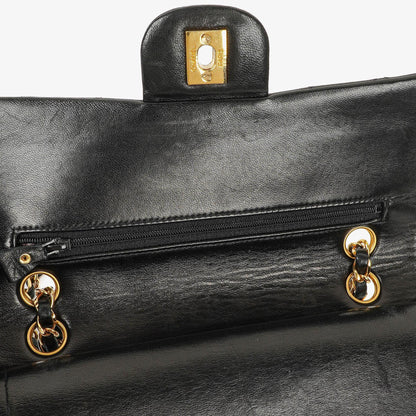 Chanel Vintage Kleine Classic Double Flap Tasche aus schwarzem gestepptem Leder mit 24K vergoldeter Hardware