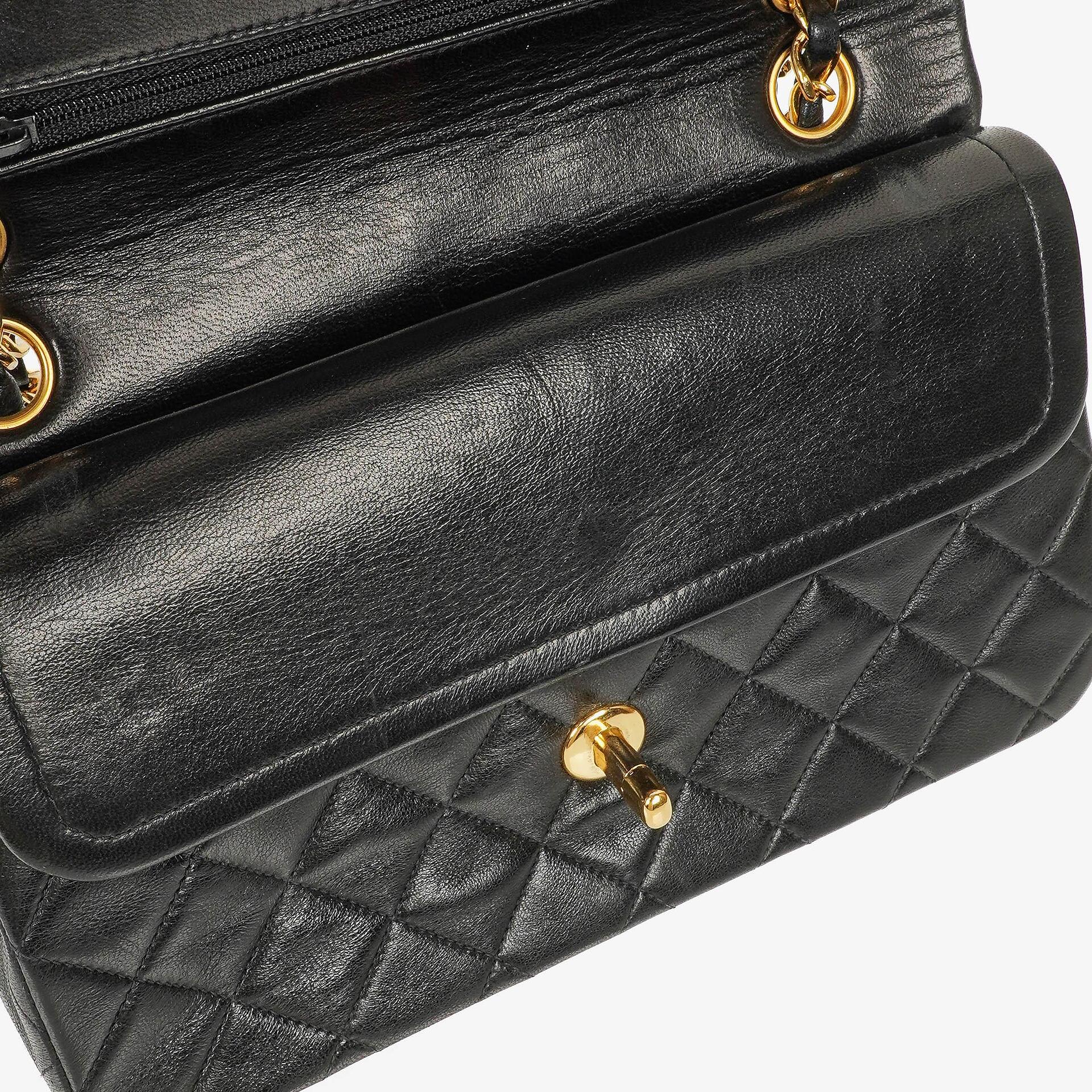 Chanel Vintage Kleine Classic Double Flap Tasche aus schwarzem gestepptem Leder mit 24K vergoldeter Hardware
