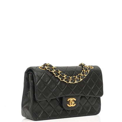 Chanel Vintage Kleine Klassische Doppelklappe Schwarzes Gequiltetes Lammleder 24K Vergoldete Hardware