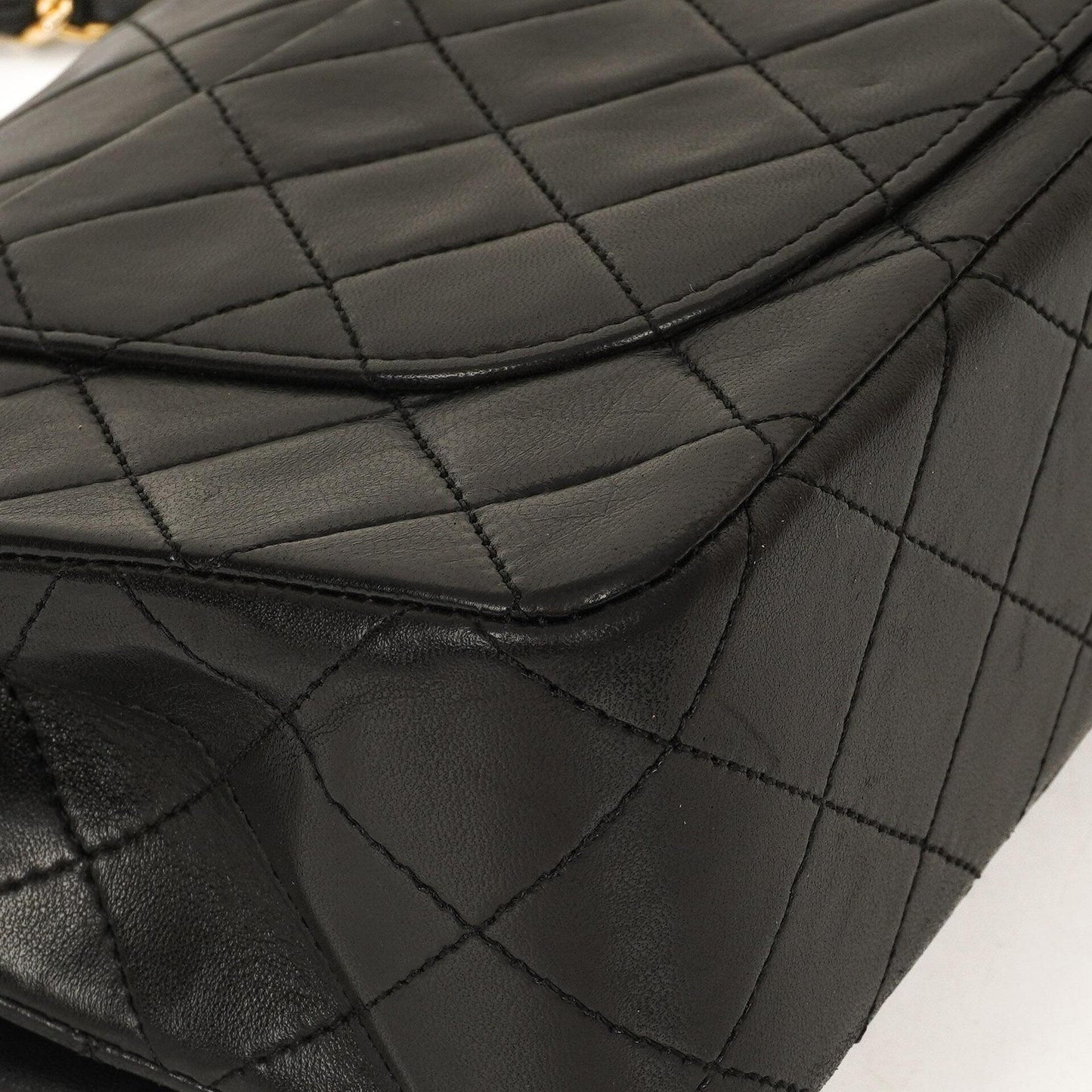 Chanel Vintage Kleine Klassische Doppelklappe Schwarzes Gequiltetes Lammleder 24K Vergoldete Hardware