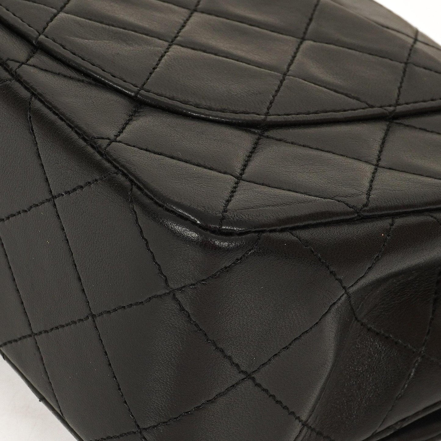 Chanel Vintage Kleine Klassische Doppelklappe Schwarzes Gequiltetes Lammleder 24K Vergoldete Hardware