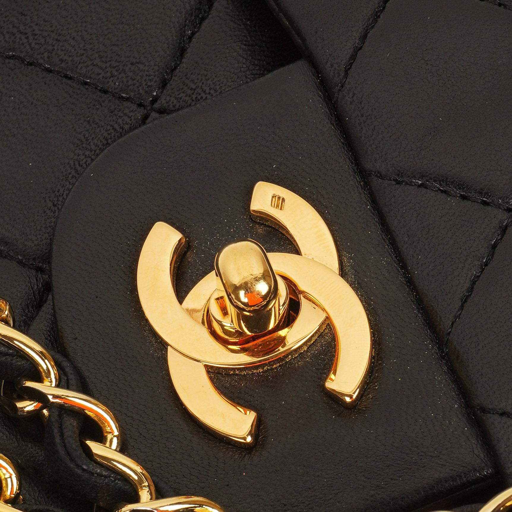 Chanel Vintage Kleine Klassische Doppelklappe Schwarzes Gequiltetes Lammleder 24K Vergoldete Hardware