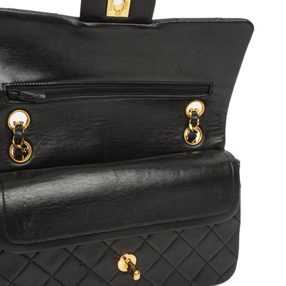 Chanel Vintage Kleine Klassische Doppelklappe Schwarzes Gequiltetes Lammleder 24K Vergoldete Hardware