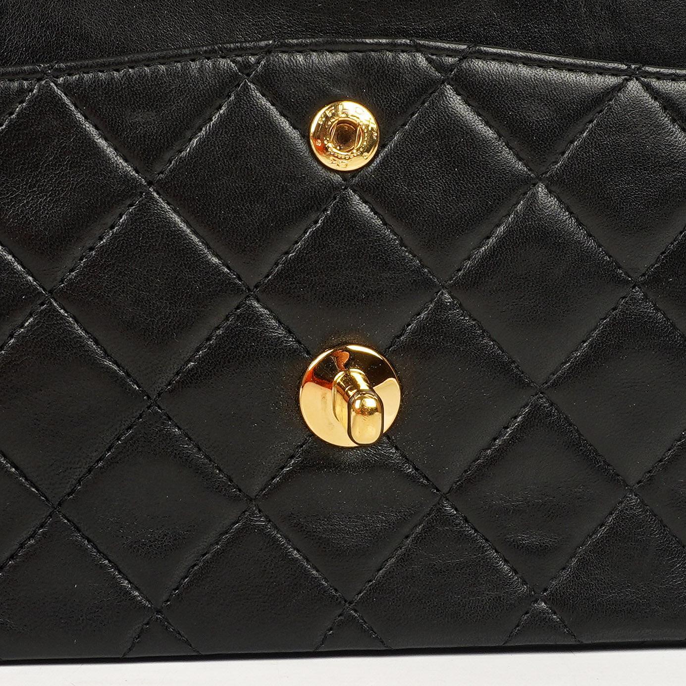 Chanel Vintage Kleine Klassische Doppelklappe Schwarzes Gequiltetes Lammleder 24K Vergoldete Hardware