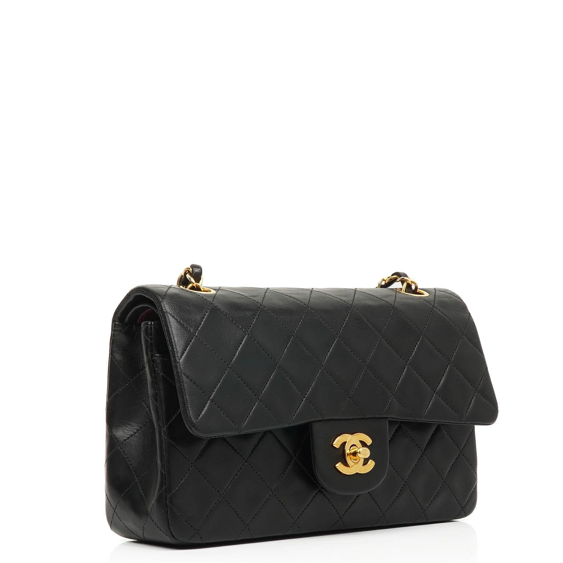 Chanel Vintage Kleine Klassische Doppelklappe Schwarzes Gequiltetes Lammleder 24K Vergoldete Hardware