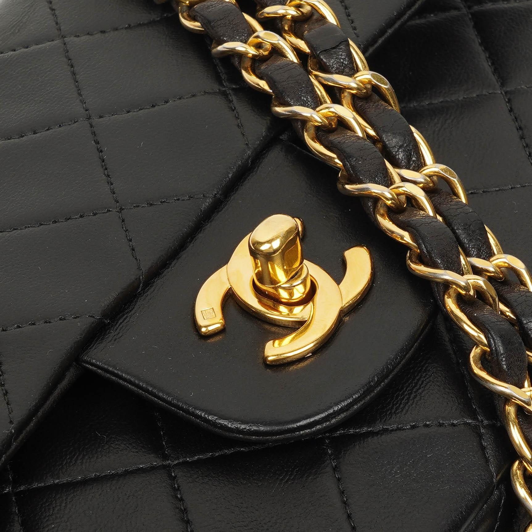 Chanel Vintage Kleine Klassische Doppelklappe Schwarzes Gequiltetes Lammleder 24K Vergoldete Hardware