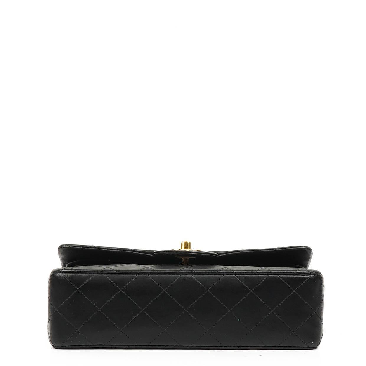 Chanel Vintage Kleine Klassische Doppelklappe Schwarzes Gequiltetes Lammleder 24K Vergoldete Hardware