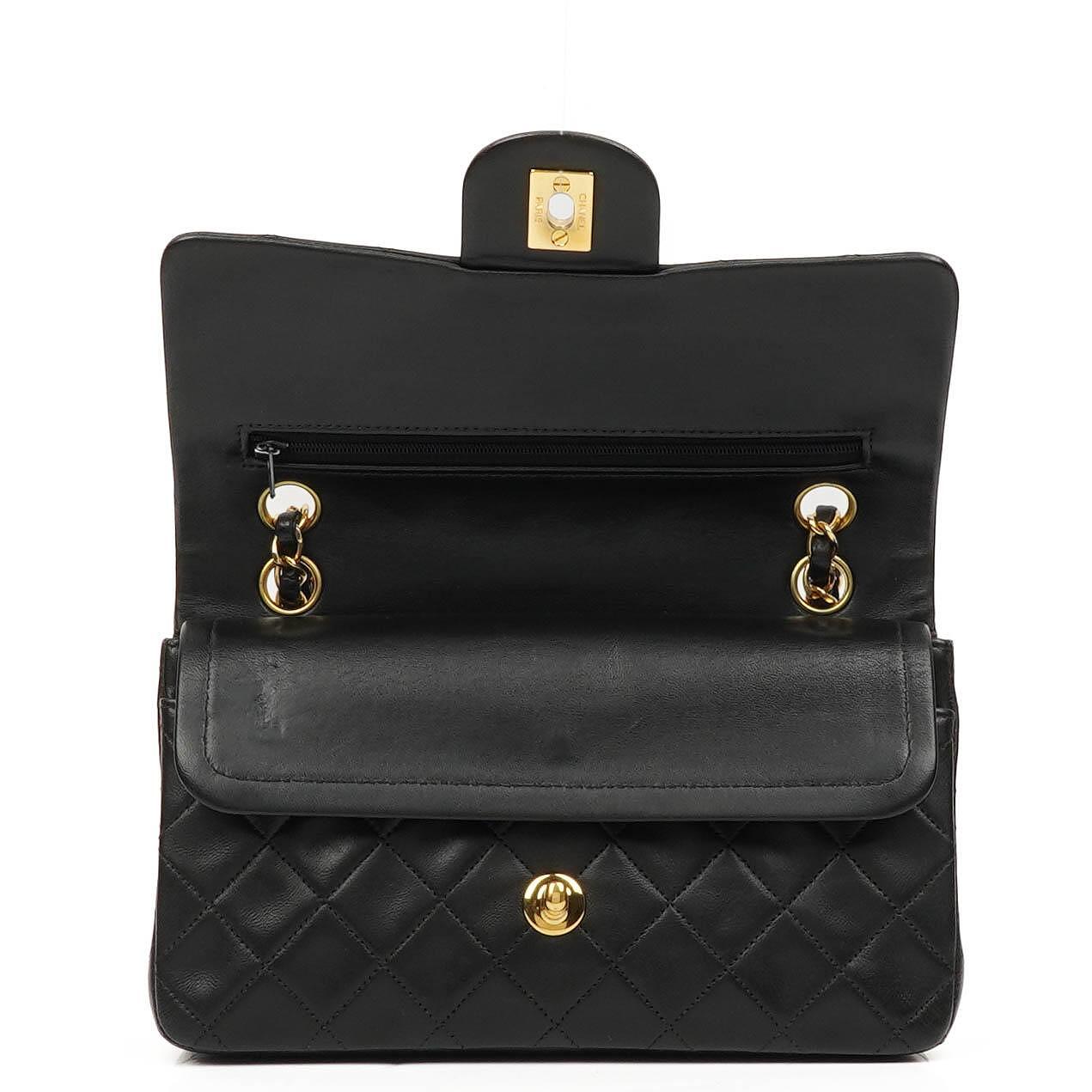 Chanel Vintage Kleine Klassische Doppelklappe Schwarzes Gequiltetes Lammleder 24K Vergoldete Hardware