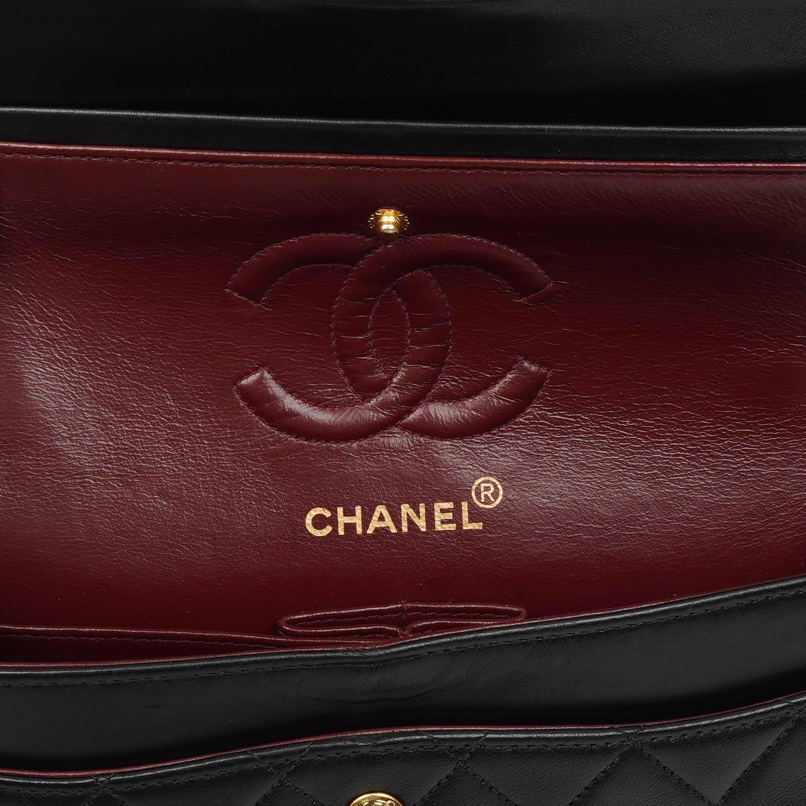 Chanel Vintage Kleine Klassische Doppelklappe Schwarzes Gequiltetes Lammleder 24K Vergoldete Hardware