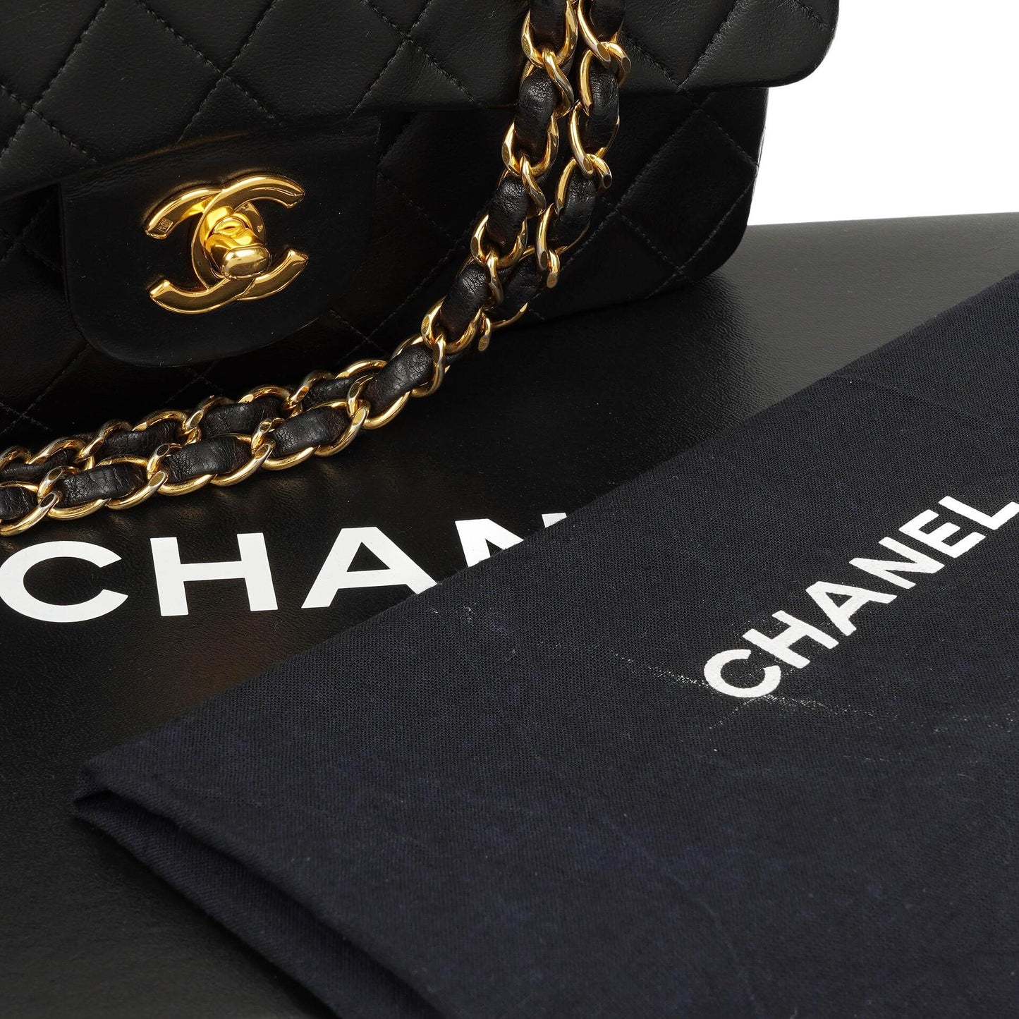 Chanel Vintage Kleine Klassische Doppelklappe Schwarzes Gequiltetes Lammleder 24K Vergoldete Hardware