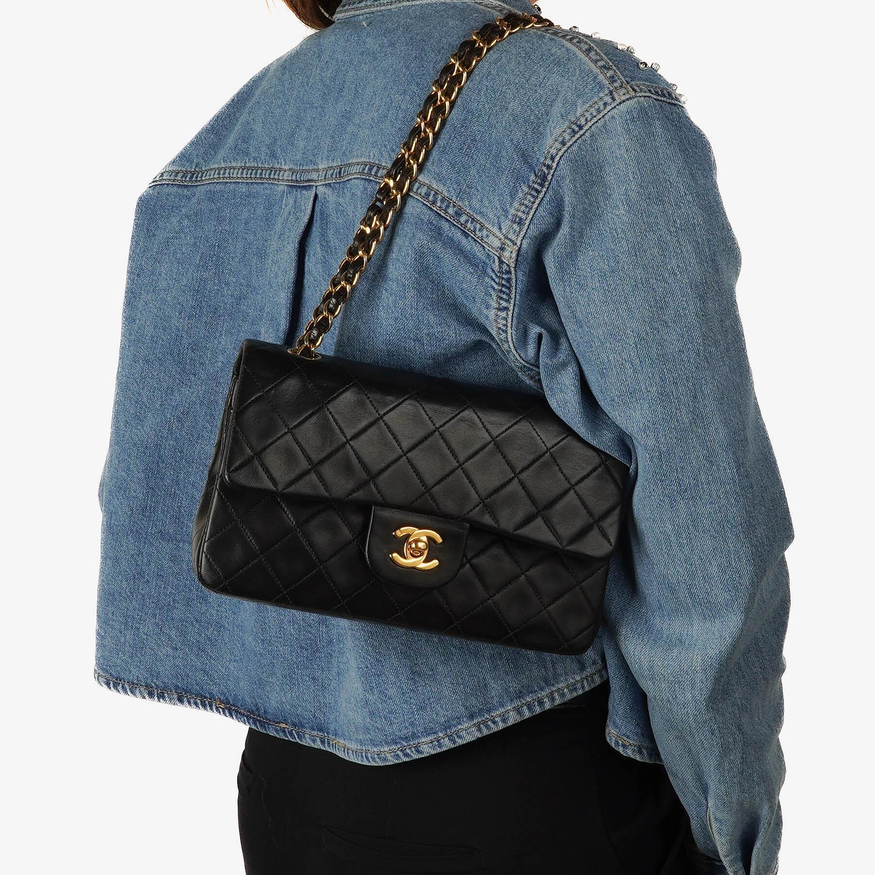 Chanel Vintage Kleine Klassische Doppelklappe Schwarzes Gequiltetes Lammleder 24K Vergoldete Hardware