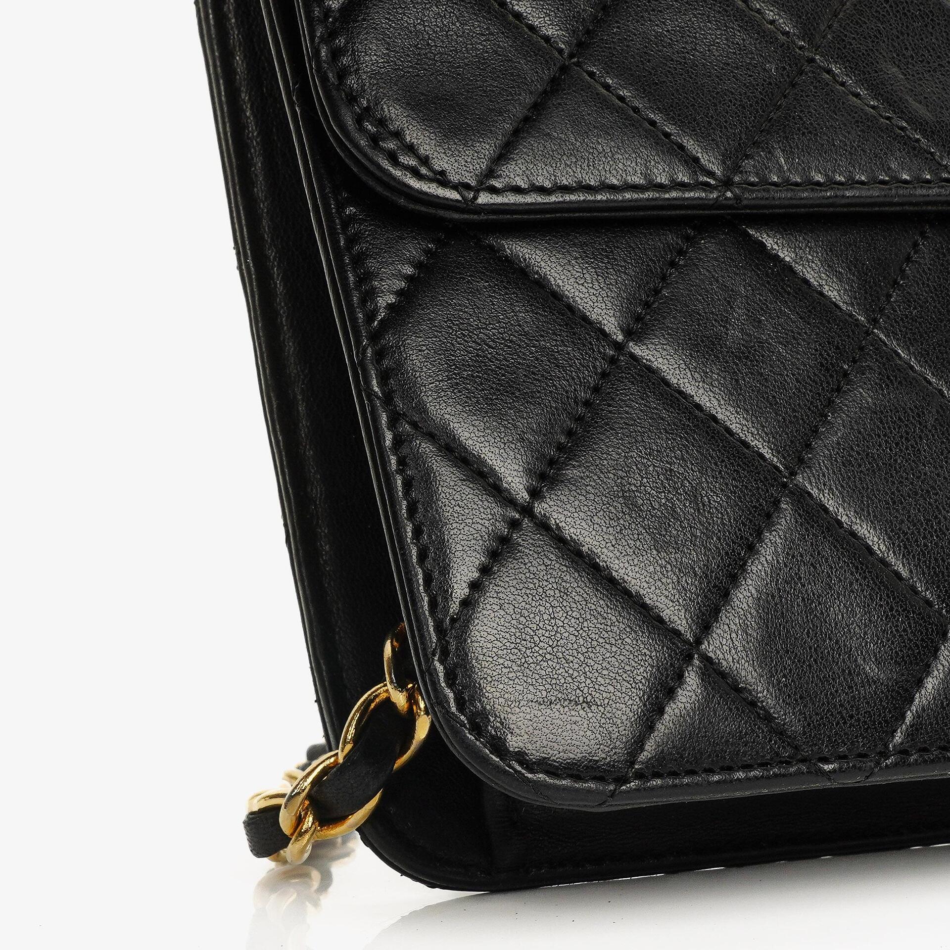 Chanel Kleine Classic Vintage Einzelklappentasche aus schwarzem gestepptem Lammleder mit 24K vergoldeten Beschlägen