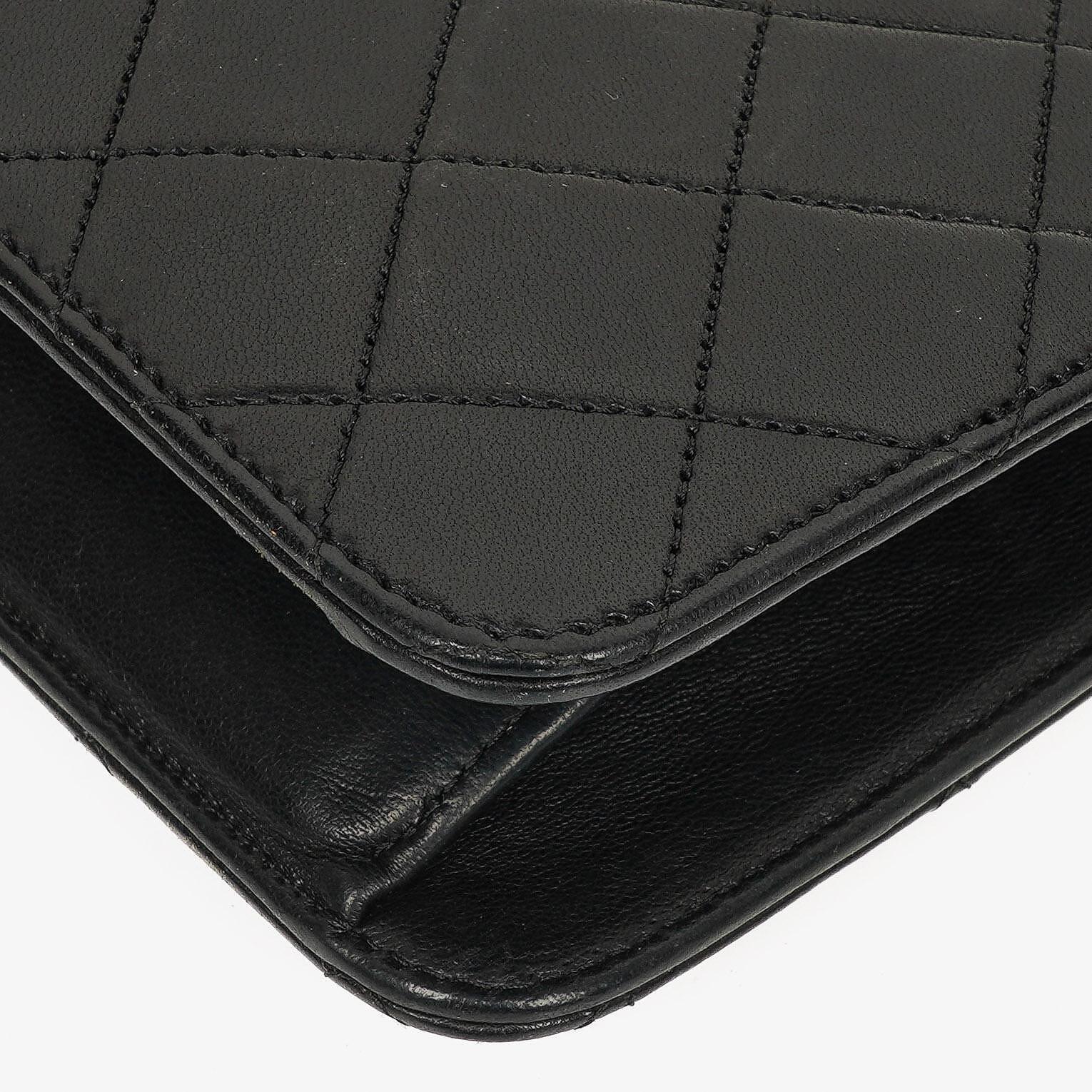 Chanel Kleine Classic Vintage Einzelklappentasche aus schwarzem gestepptem Lammleder mit 24K vergoldeten Beschlägen