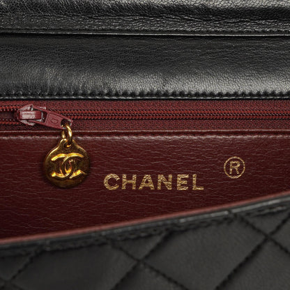 Chanel Kleine Classic Vintage Einzelklappentasche aus schwarzem gestepptem Lammleder mit 24K vergoldeten Beschlägen