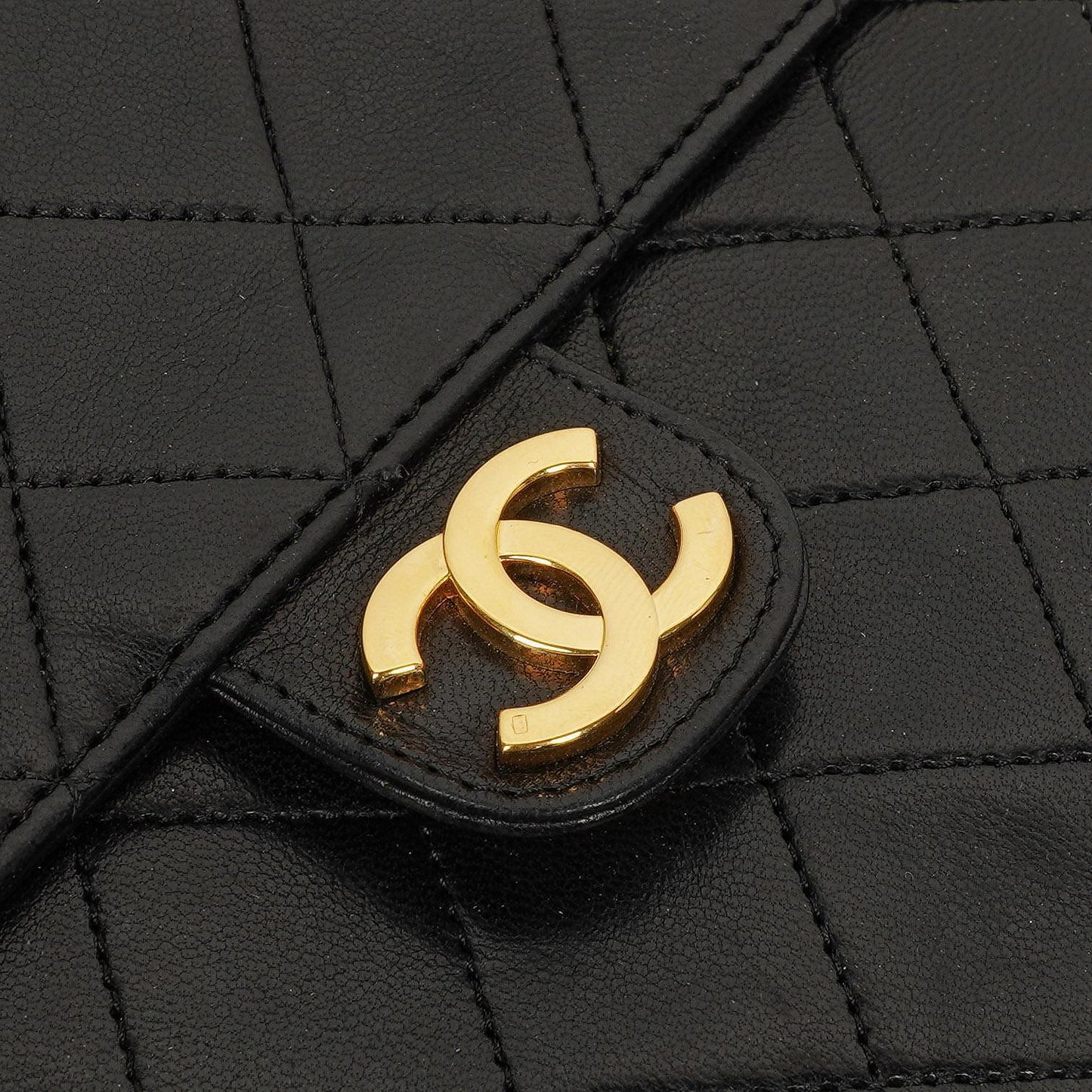 Chanel Kleine Classic Vintage Einzelklappentasche aus schwarzem gestepptem Lammleder mit 24K vergoldeten Beschlägen